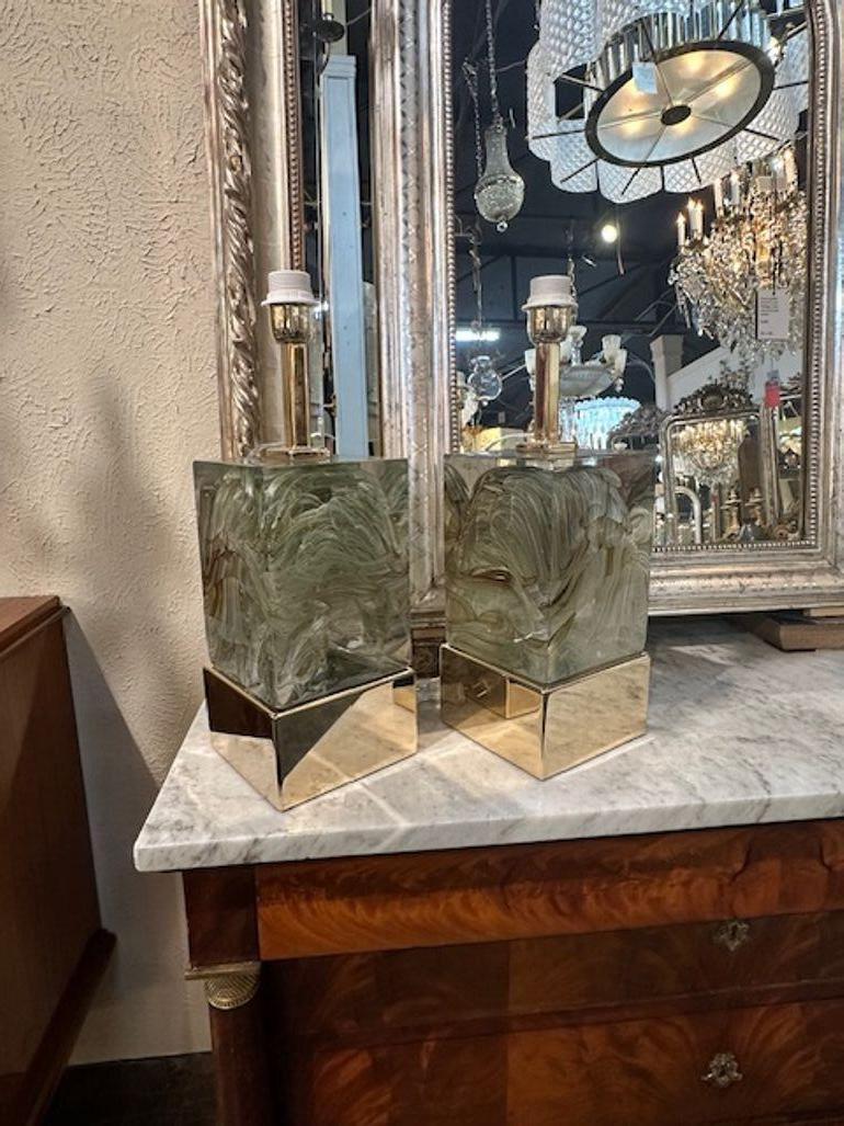 Paire de lampes-blocs modernes en verre de Murano et laiton. Le favori des grands designers !