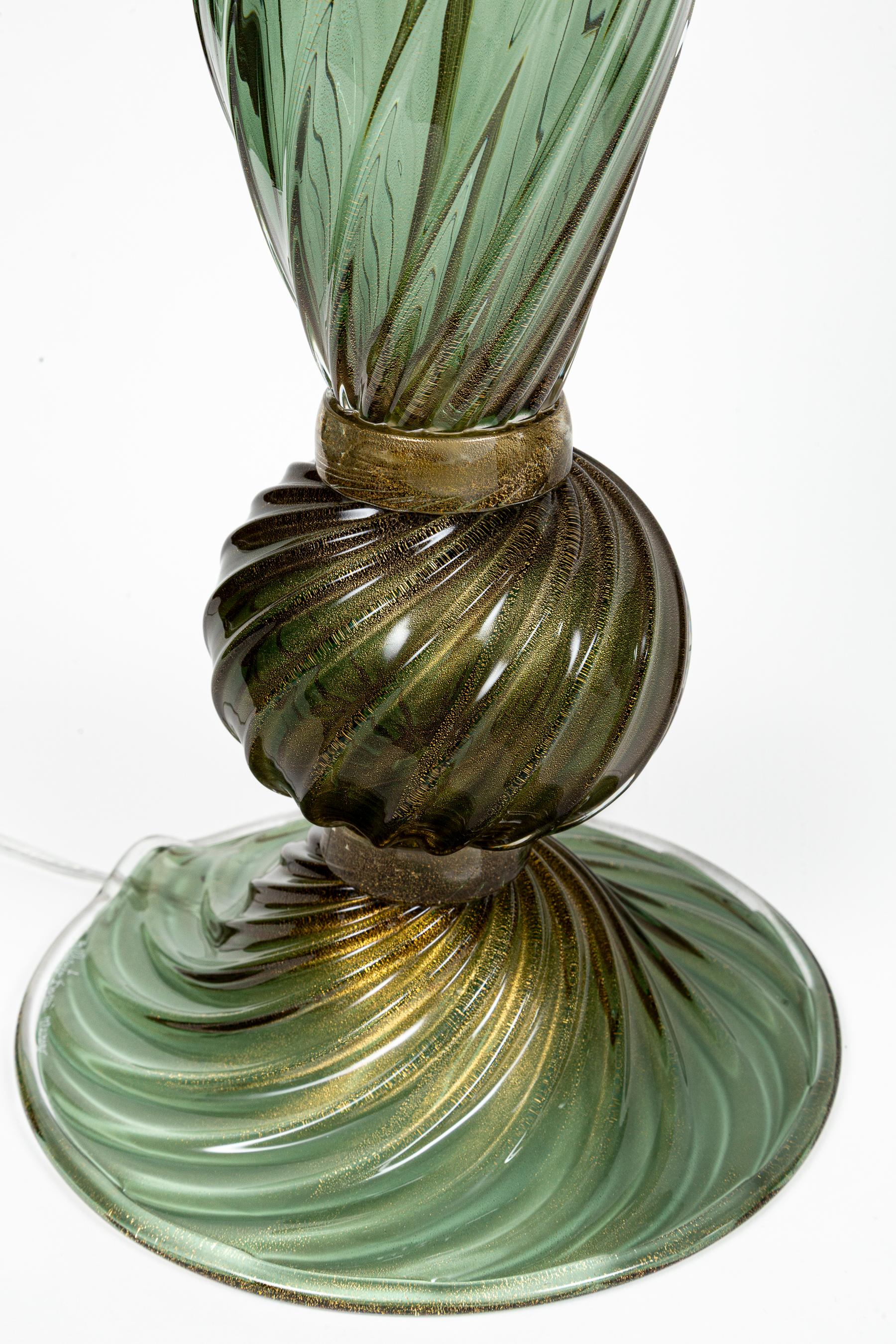 Impresionante par de lámparas sopladas de oro de 23 quilates y verde compuestas de tres formas arremolinadas  unidas por discos de vidrio dorado cepillado

Iluminado con bombilla E26 con LED cálidos.

Origen: Murano, Italia

Estado: