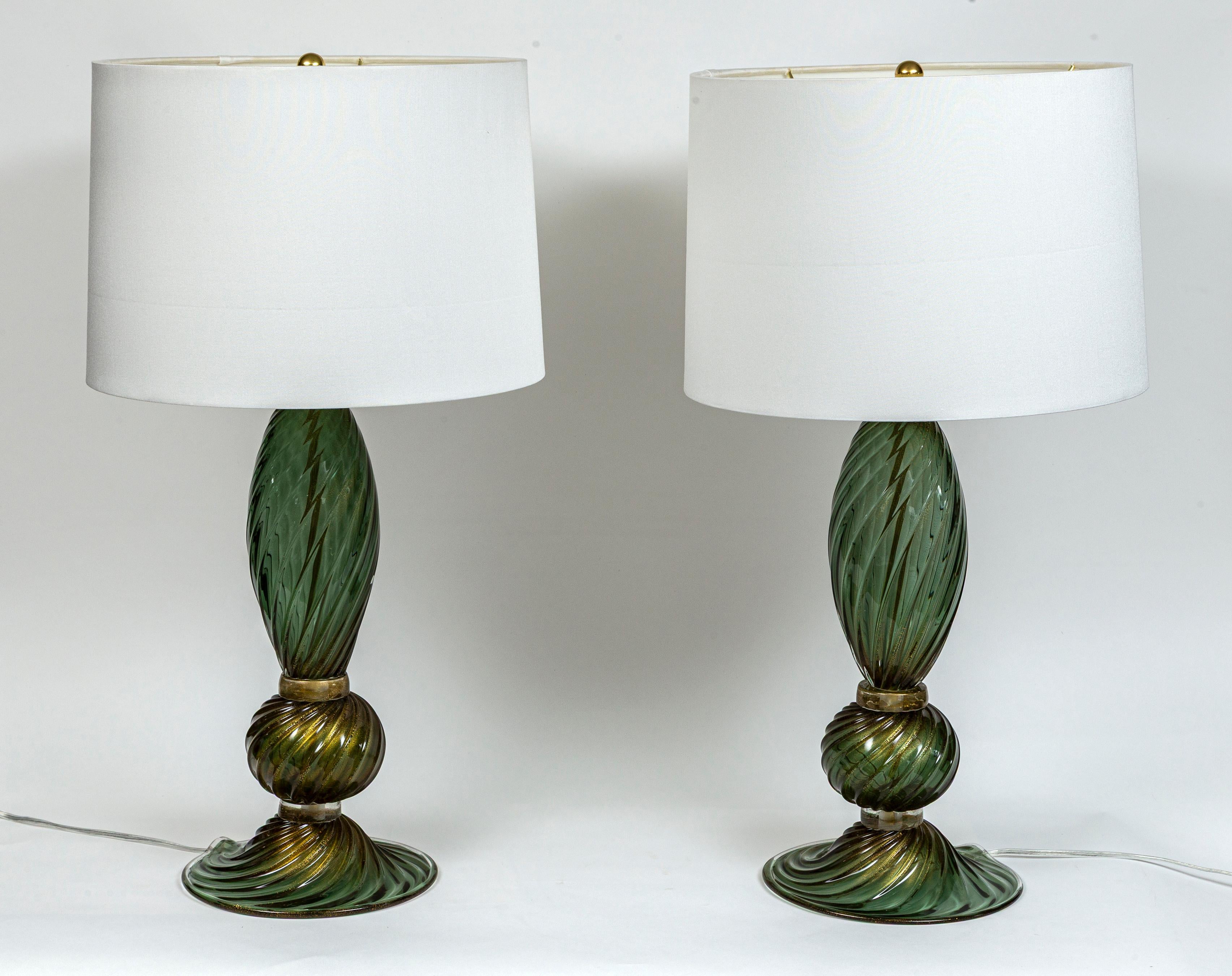 Pareja De Lámparas De Murano Sopladas En Remolino Verde Y Dorado, Contemporáneas en Bueno estado para la venta en Westport, CT