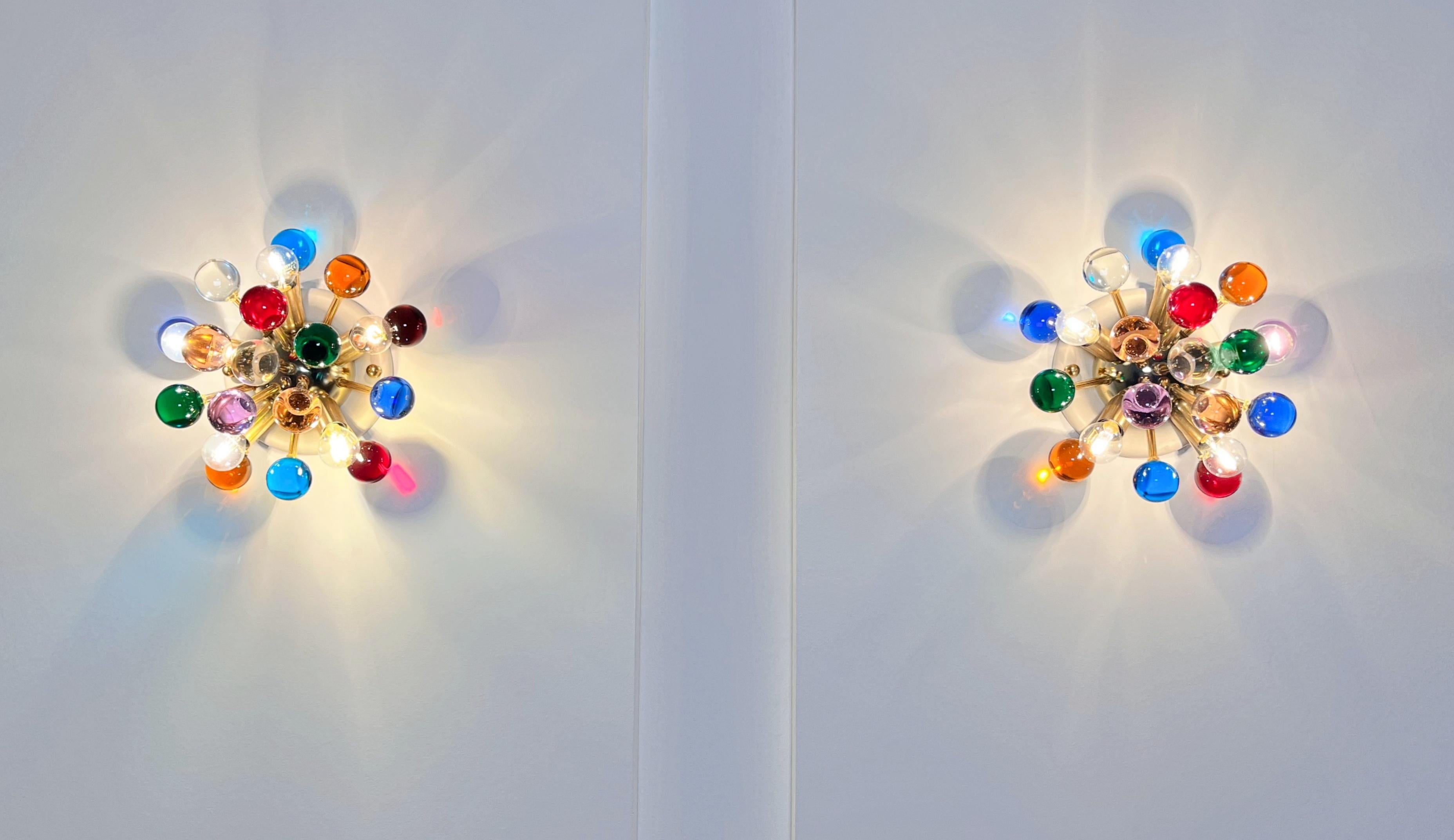 Paire d'appliques / plafonniers spoutniks en laiton de Murano -verres multicolores en vente 3
