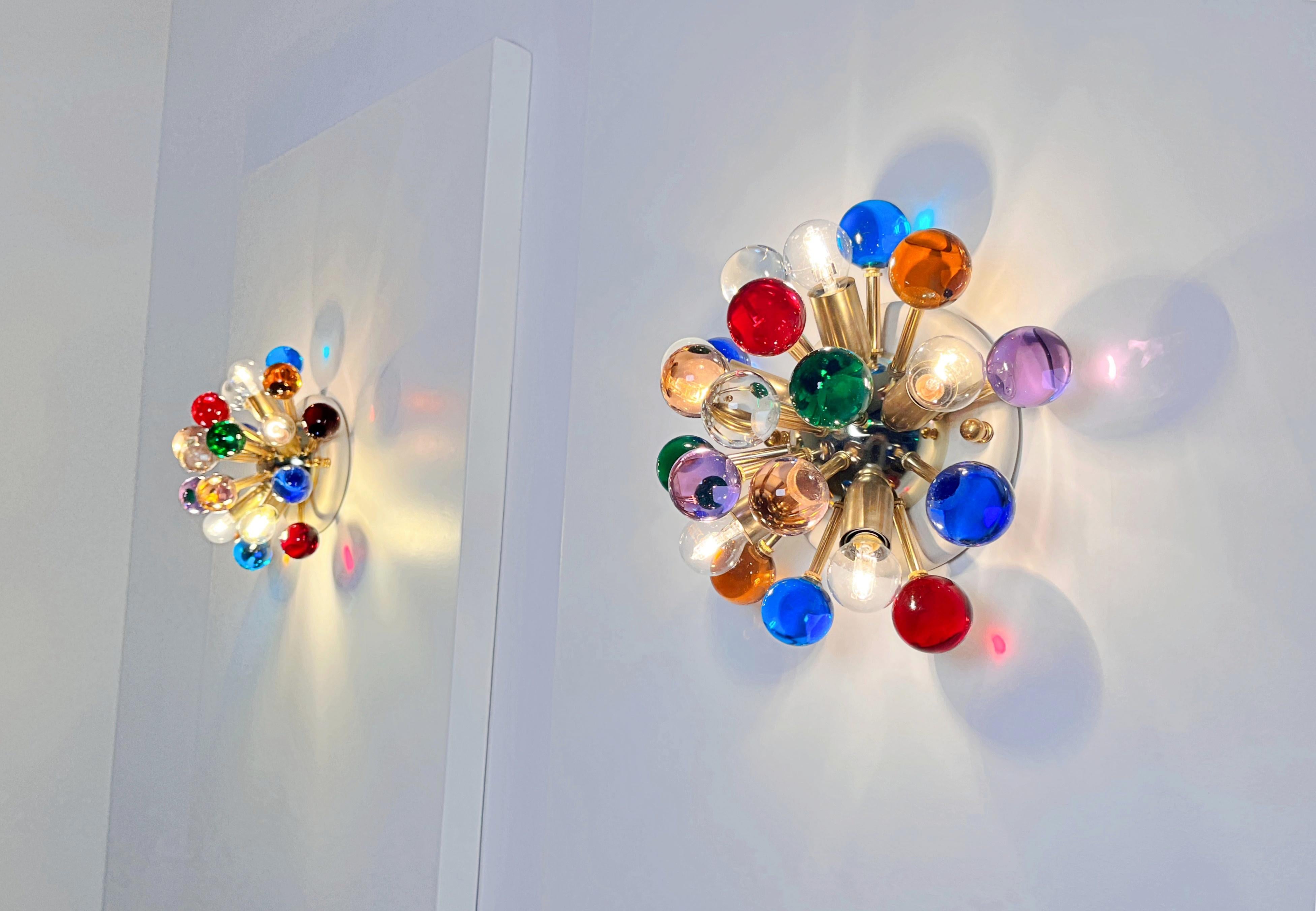Paire d'appliques / plafonniers spoutniks en laiton de Murano -verres multicolores en vente 4
