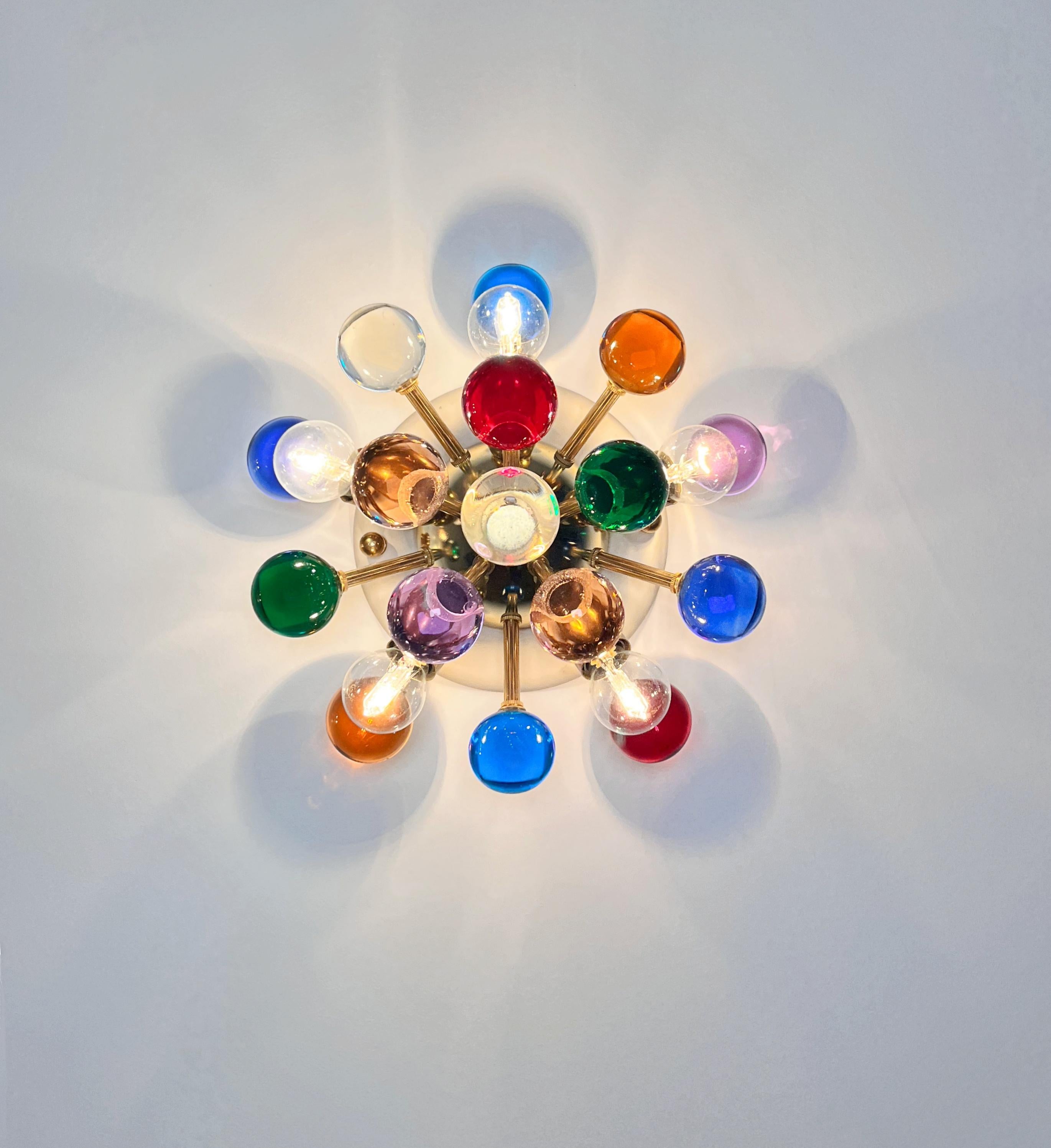 Paire d'appliques / plafonniers spoutniks en laiton de Murano -verres multicolores en vente 5