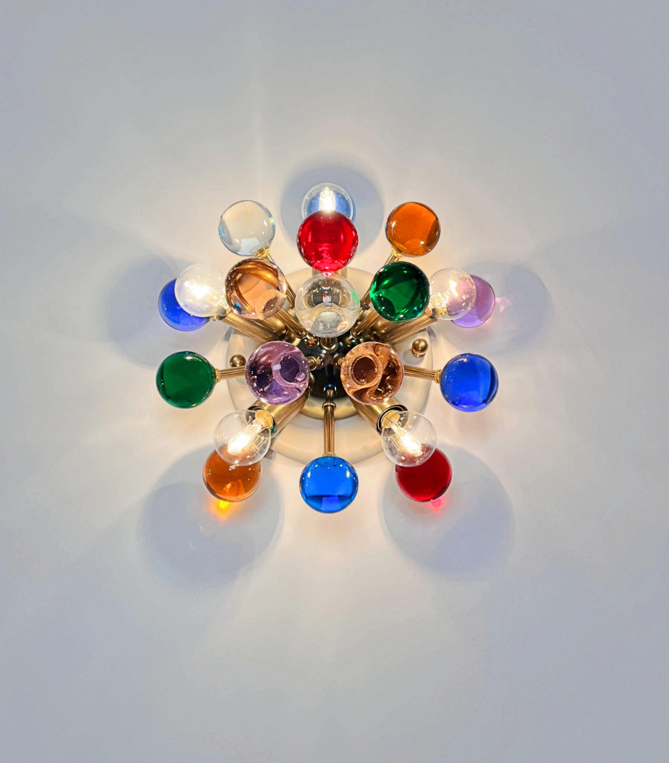 Paire d'appliques / plafonniers spoutniks en laiton de Murano -verres multicolores en vente 6