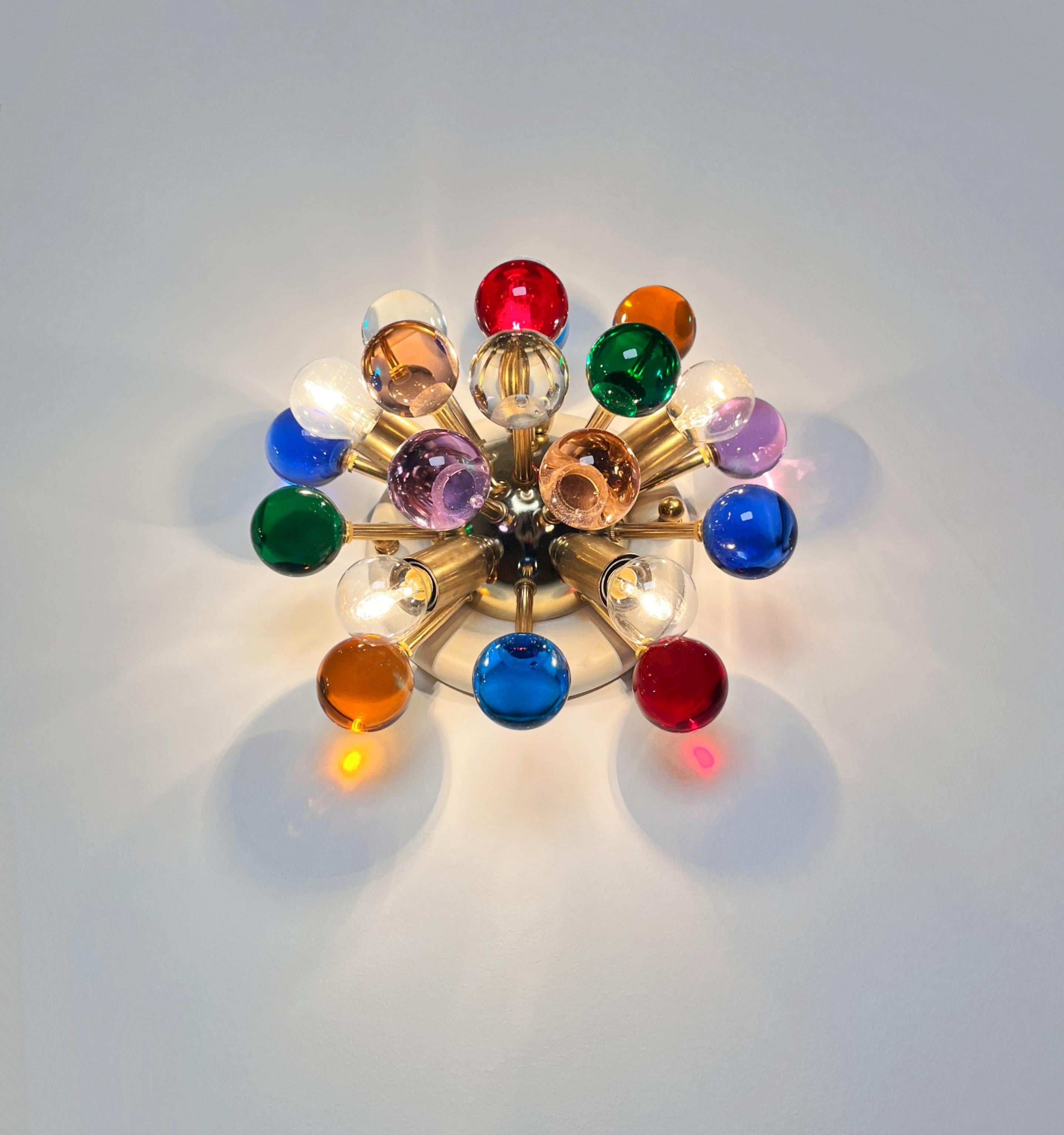 Paire d'appliques / plafonniers spoutniks en laiton de Murano -verres multicolores en vente 7