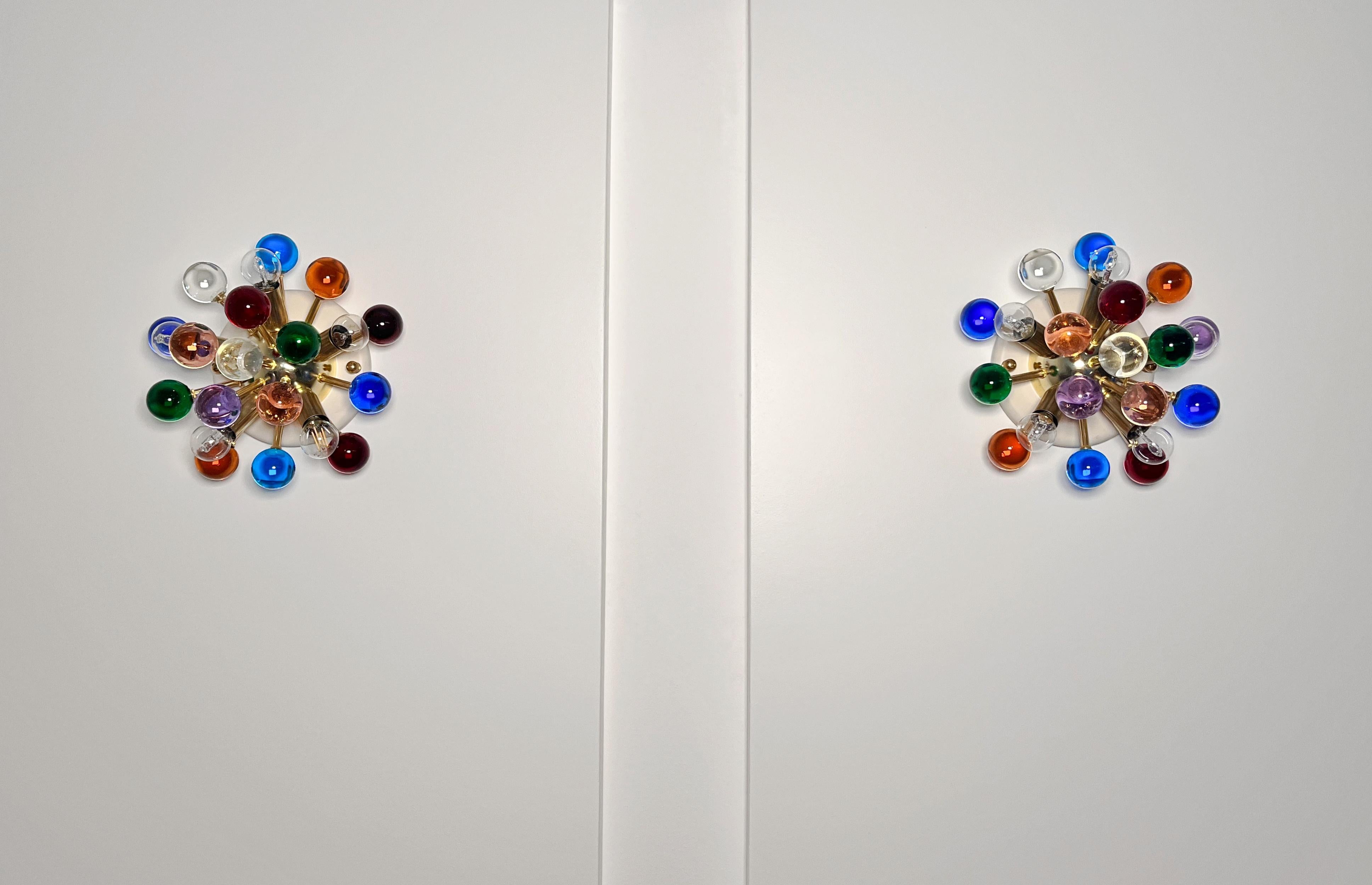 Mid-Century Modern Paire d'appliques / plafonniers spoutniks en laiton de Murano -verres multicolores en vente