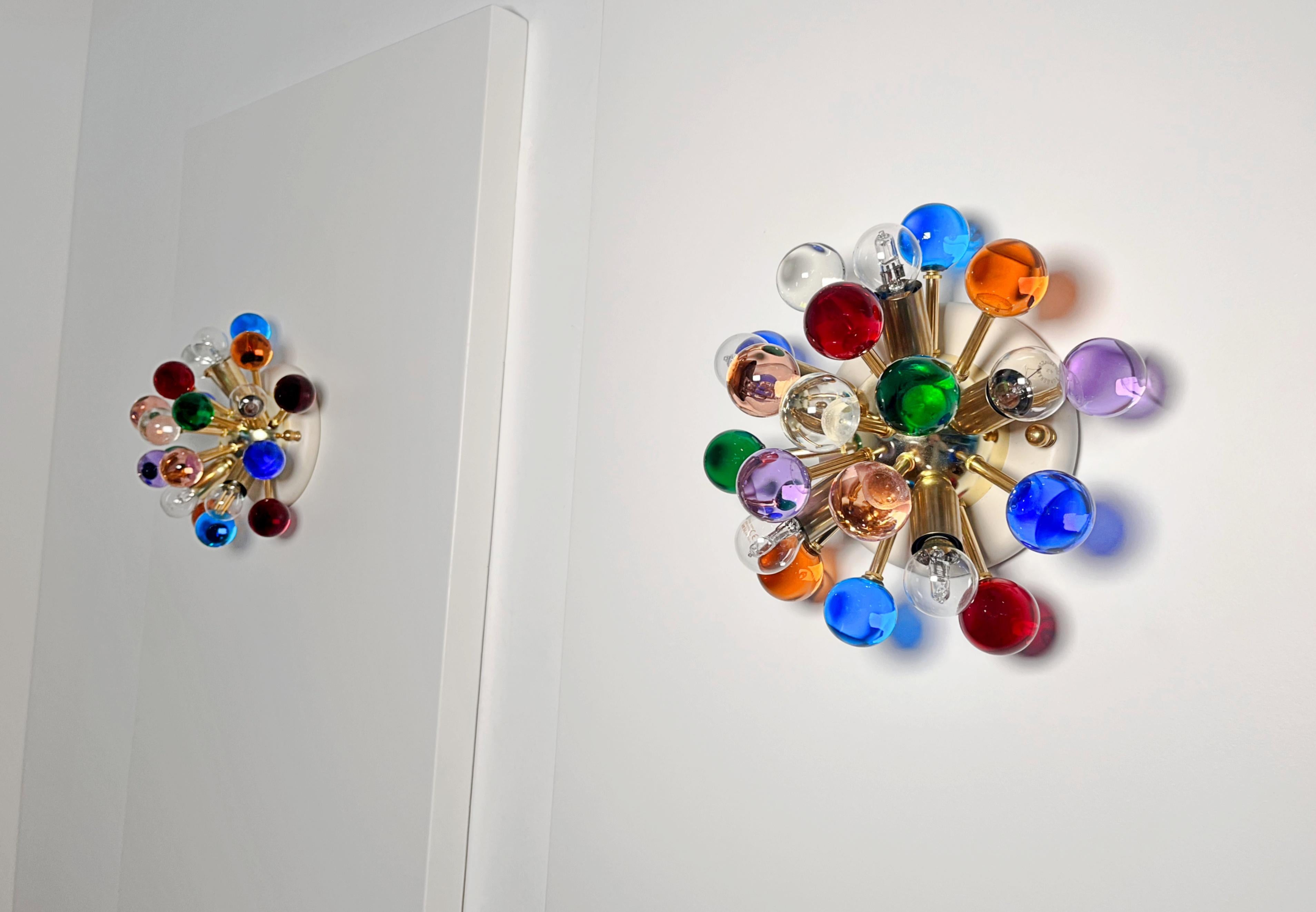 Italian Paire d'appliques / plafonniers spoutniks en laiton de Murano -verres multicolores en vente