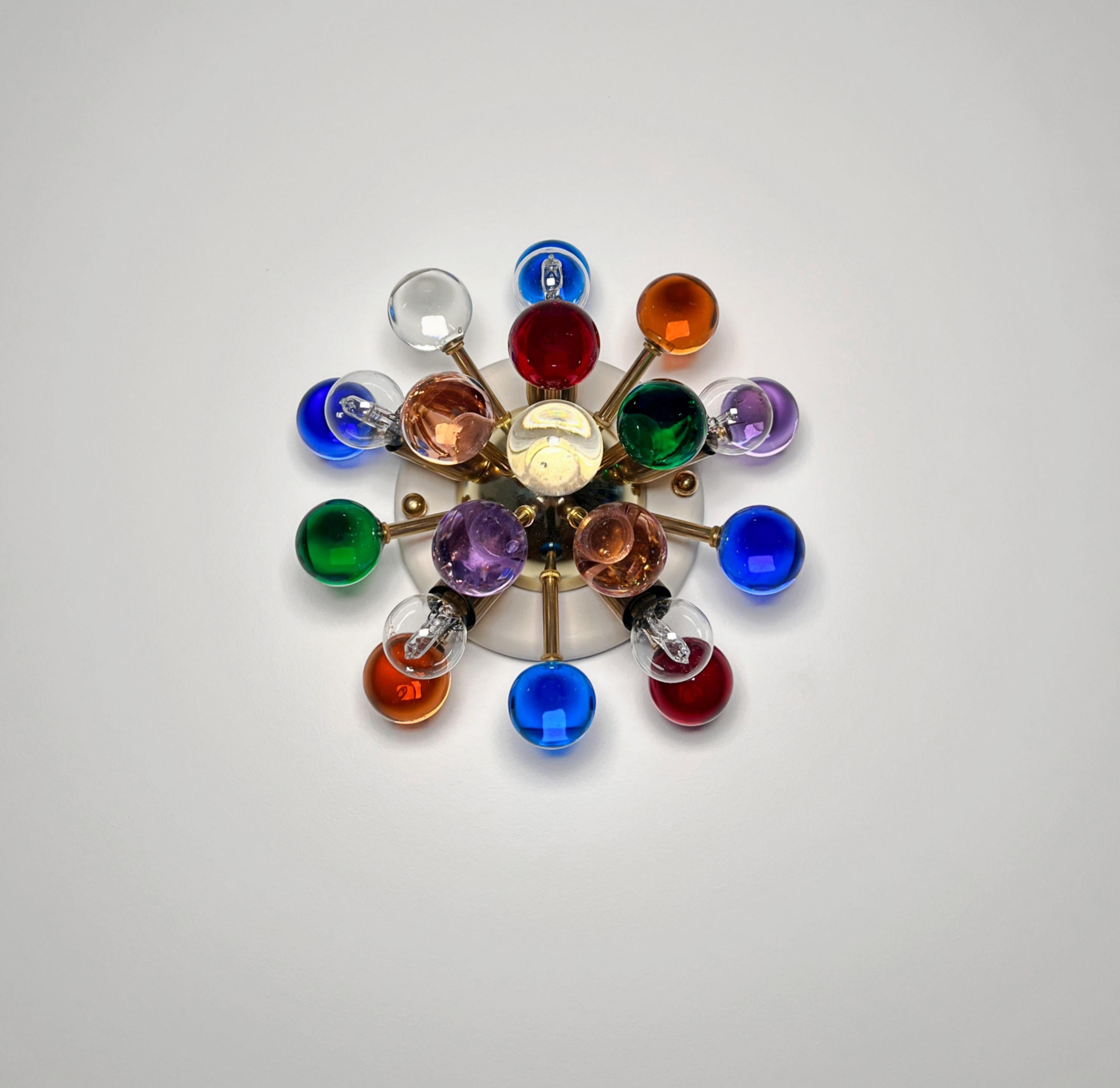 Galvanisé Paire d'appliques / plafonniers spoutniks en laiton de Murano -verres multicolores en vente