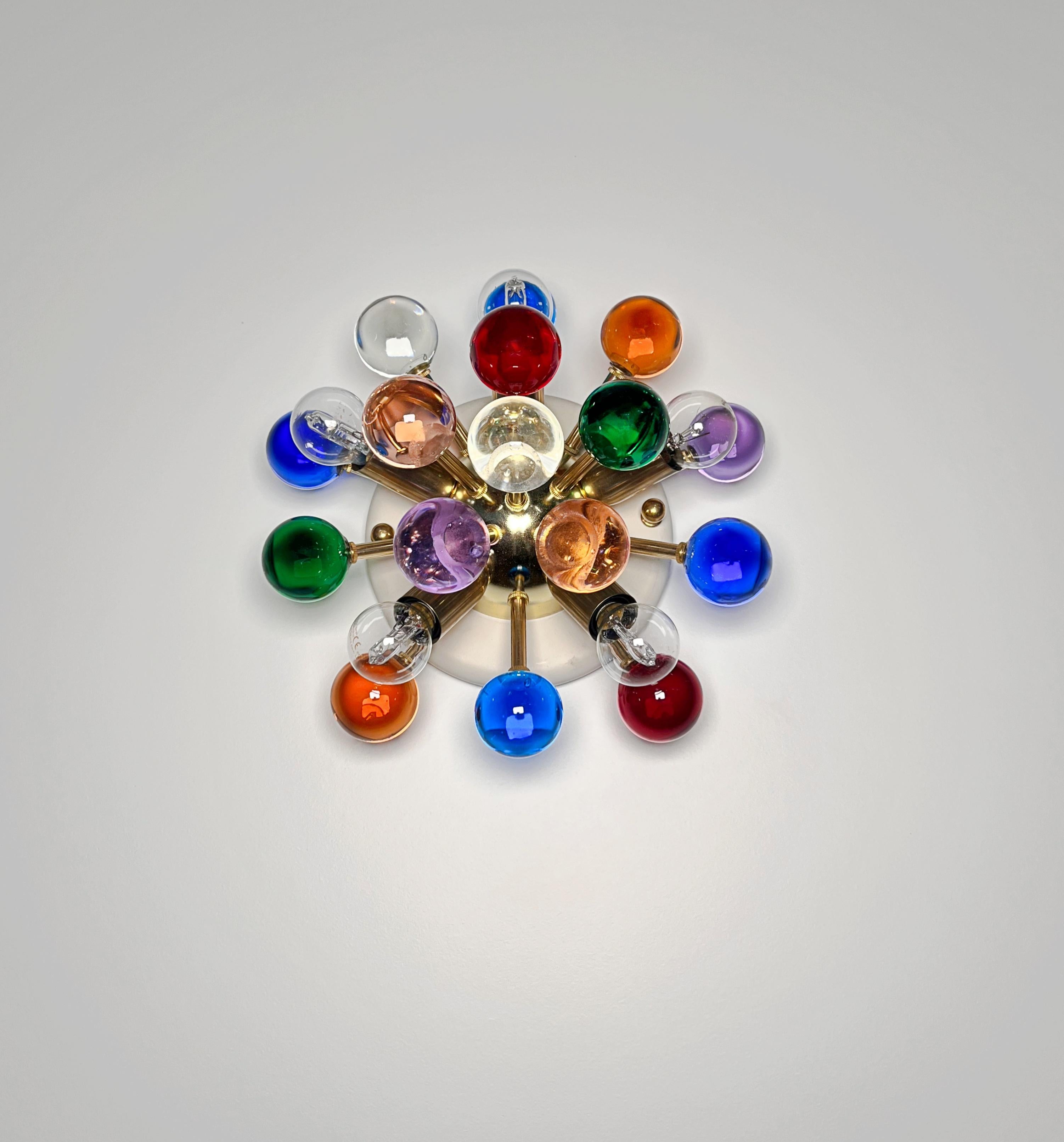 Paire d'appliques / plafonniers spoutniks en laiton de Murano -verres multicolores Bon état - En vente à Gaiarine Frazione Francenigo (TV), IT