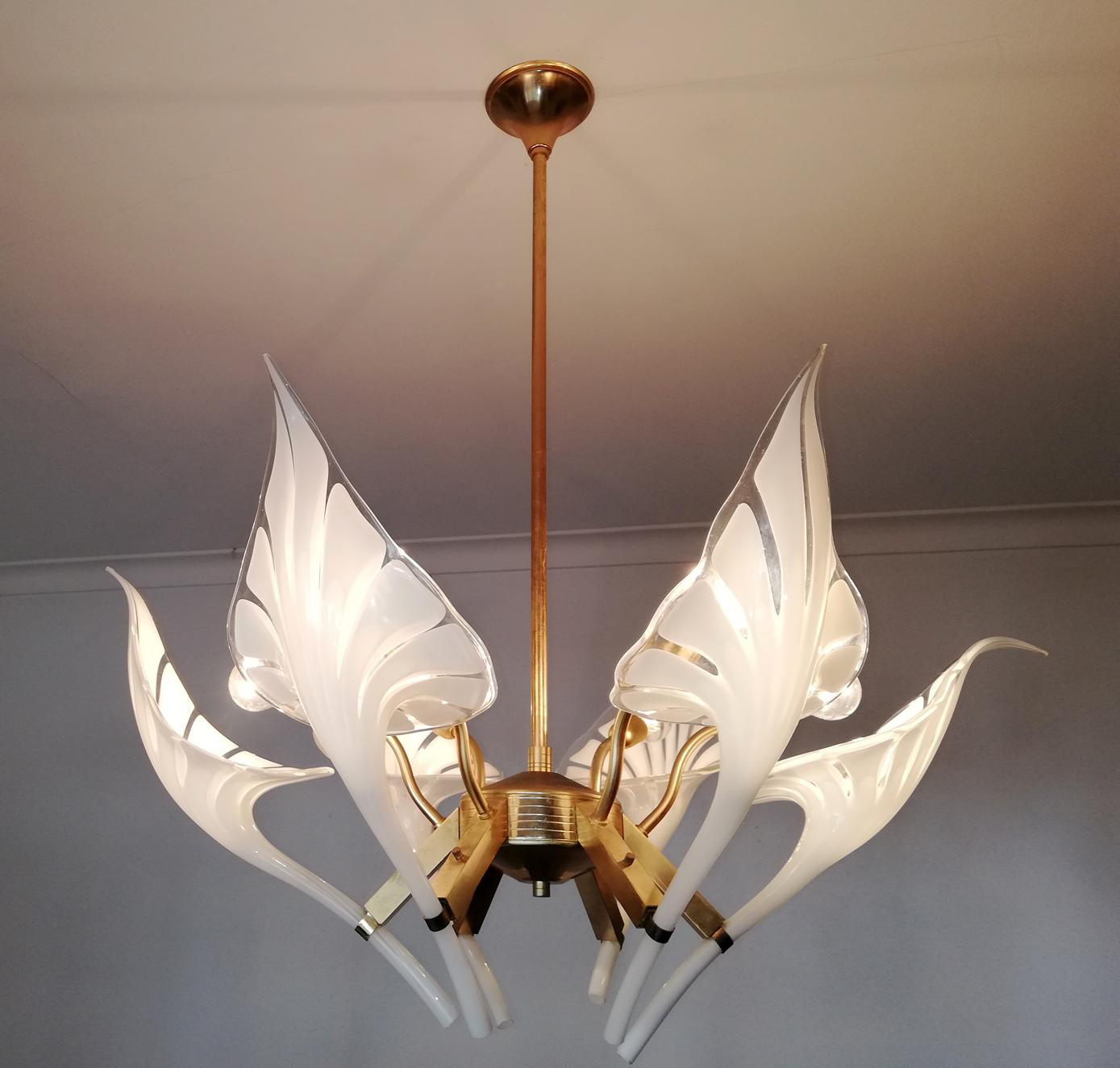 Awesome pair of 1970s vintage Italian Murano Lily Calla art glass shades gilt chandelier. Franco Luce Seguso chandelier with six hand blown Murano glass leaves, white and clear glass and gold-plated brass.
Measures:
Diameter 30 in/ 76 cm
Height 35.4