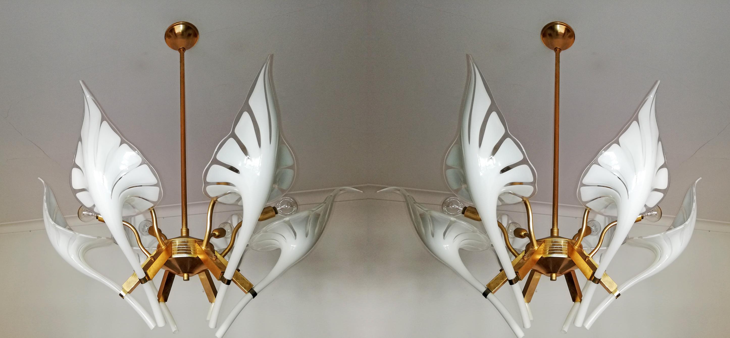 Paar Murano-Kronleuchter Calla Lily von Franco Luce, Kunstglas und vergoldetes Messing (Vergoldung) im Angebot