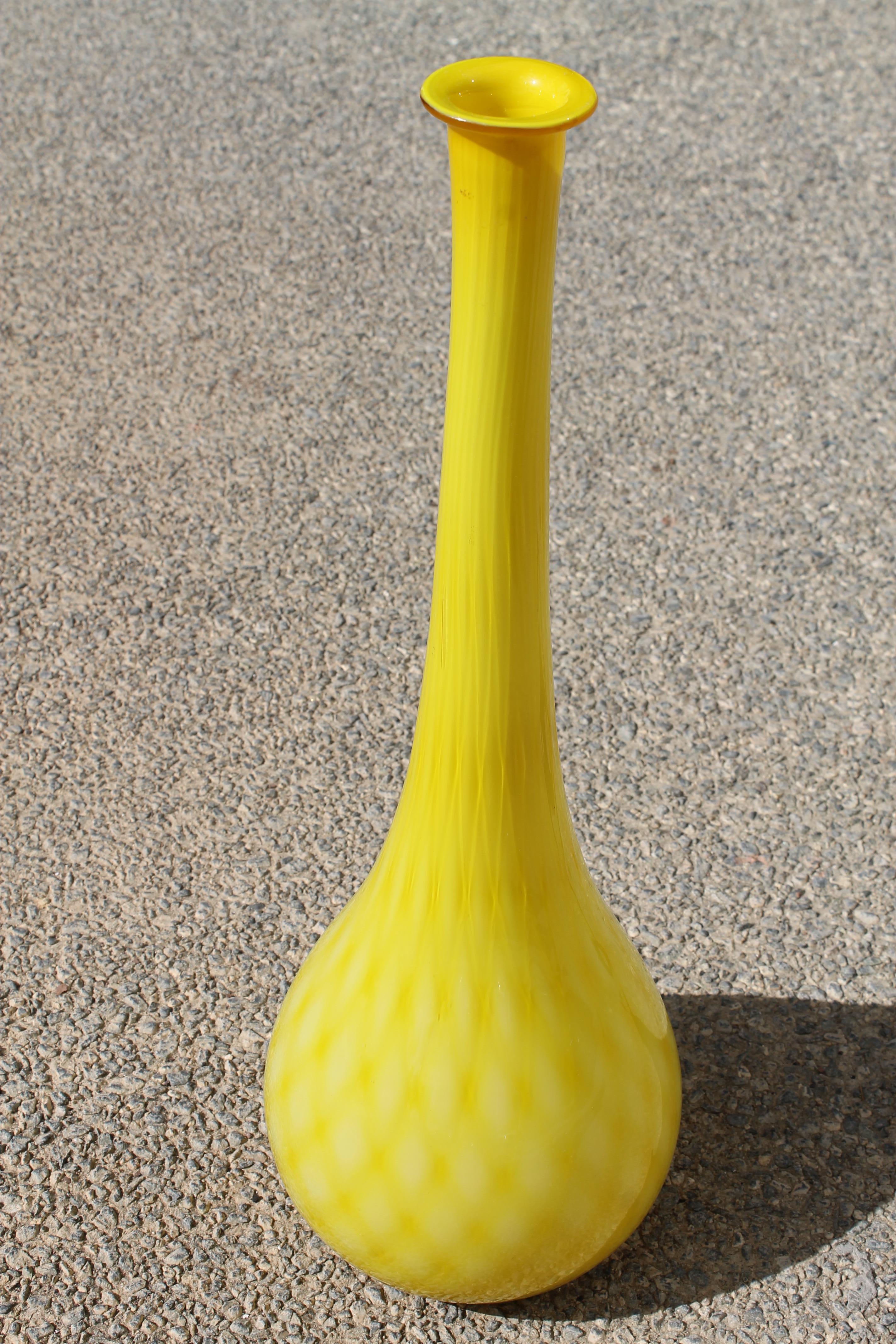 Gelbe Vasen aus Muranoglas mit Gehäuse, Paar (Moderne der Mitte des Jahrhunderts) im Angebot