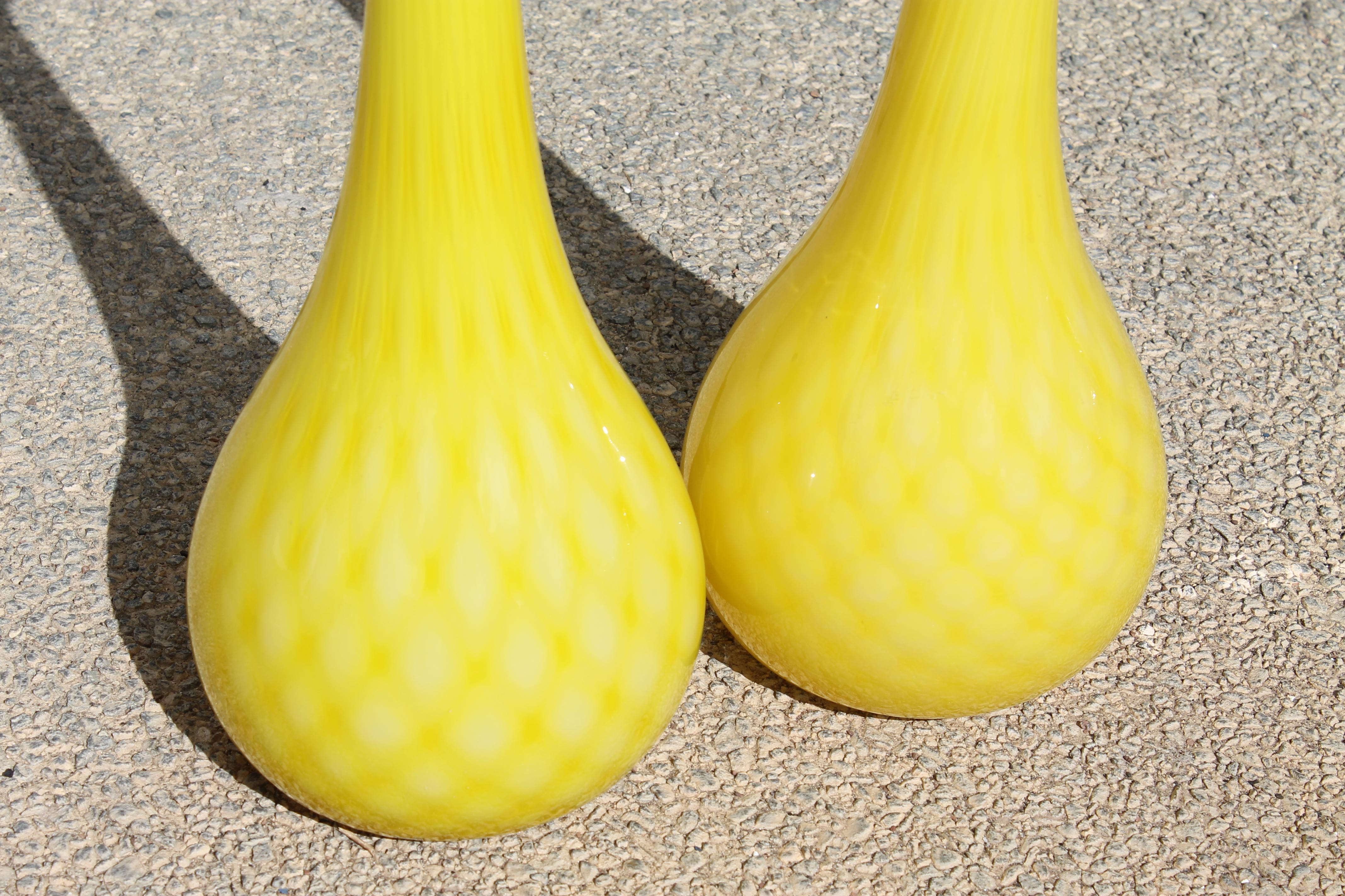 Gelbe Vasen aus Muranoglas mit Gehäuse, Paar im Zustand „Gut“ im Angebot in Palm Springs, CA