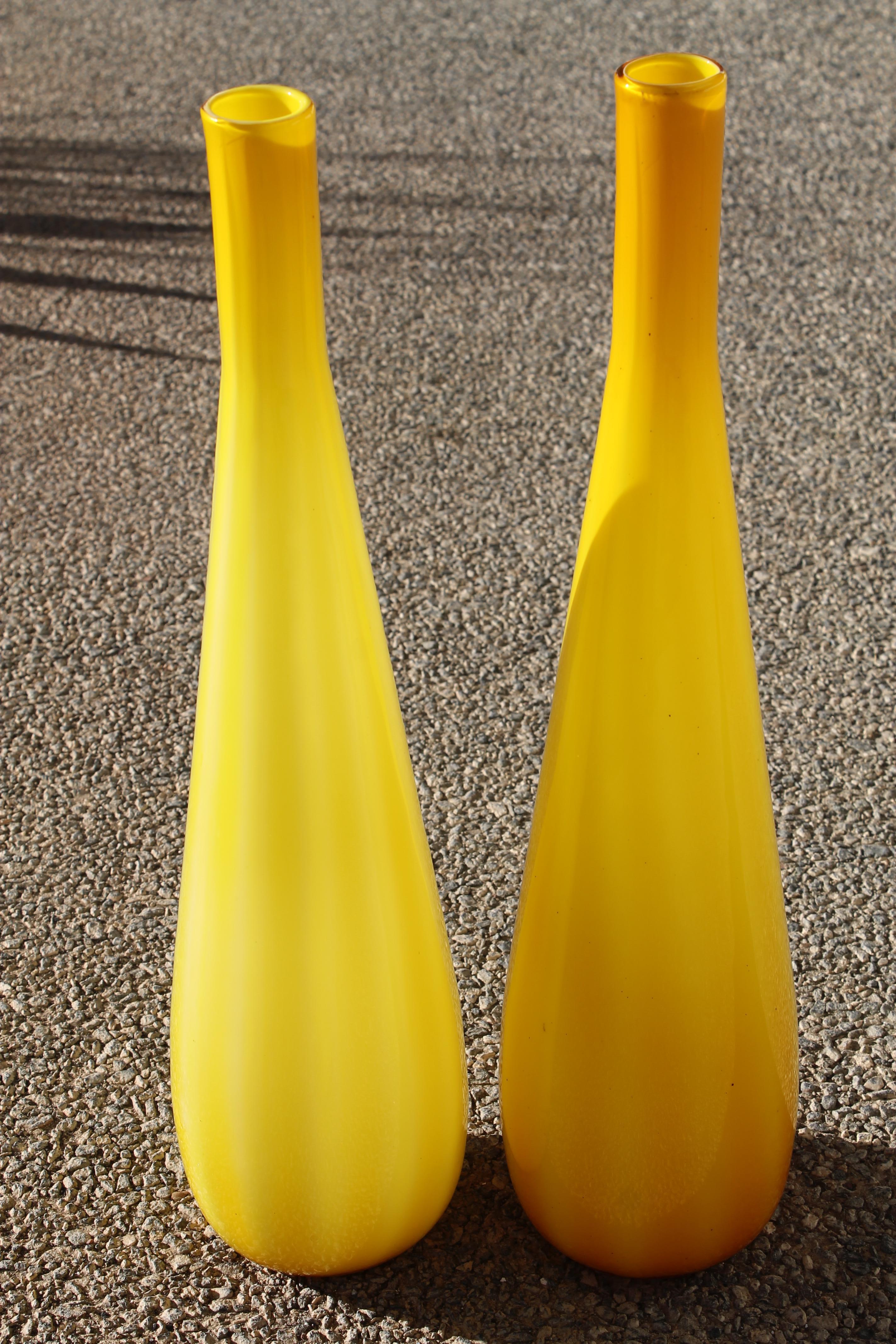 Mid-Century moderno Coppia di vasi gialli in vetro incamiciato di Murano in vendita