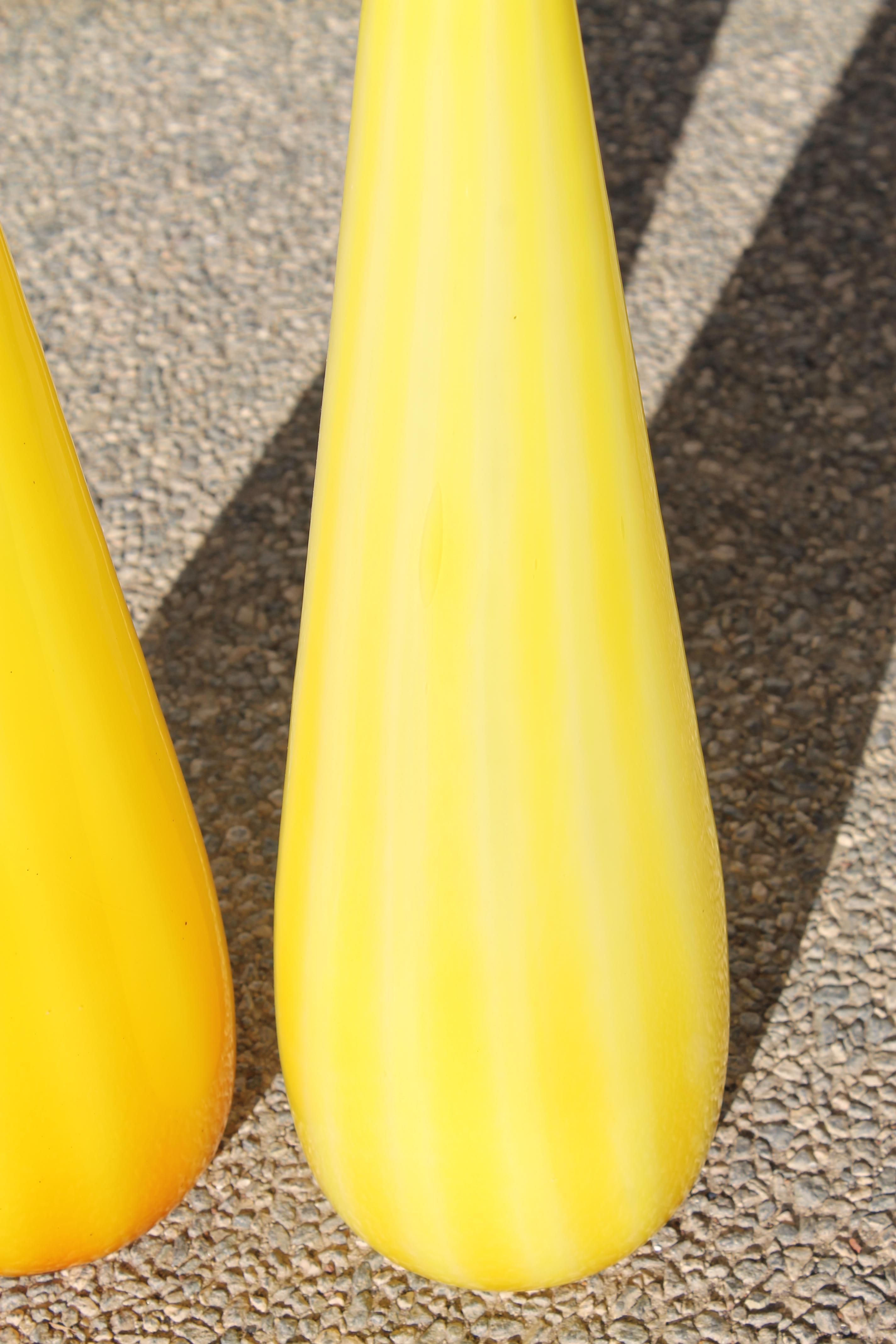 Coppia di vasi gialli in vetro incamiciato di Murano In condizioni buone in vendita a Palm Springs, CA