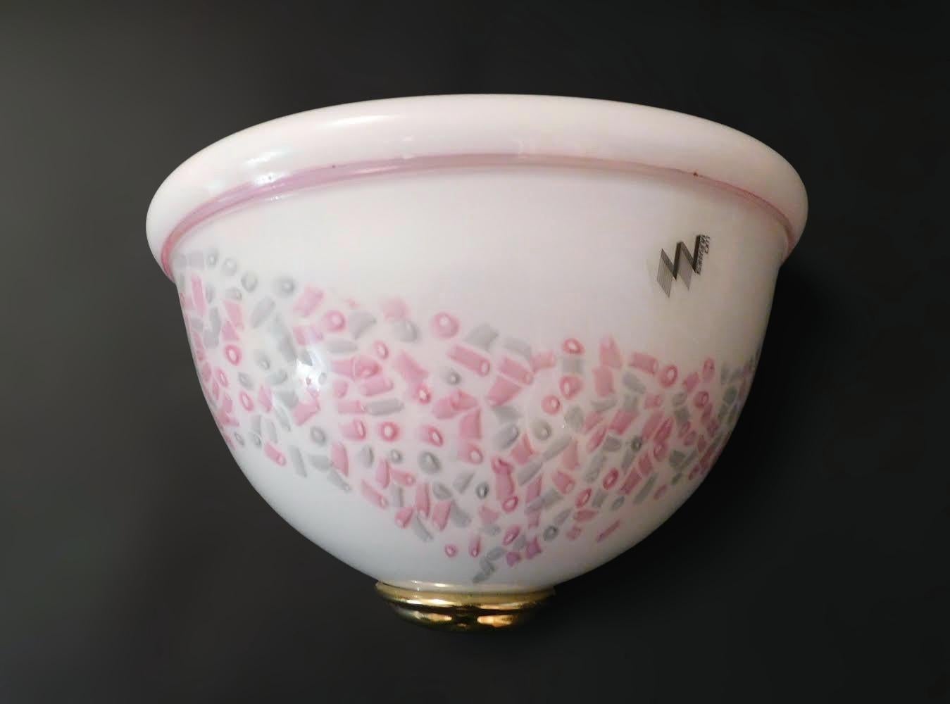 Applique d'epoca italiana con paralume in vetro di Murano bianco latte decorato in rosa e grigio / prodotto in Italia da Luci Muranesi circa 1960
Etichetta originale sul vetro
Misure: altezza 7 pollici, larghezza 12 pollici, profondità 5,5 pollici
1