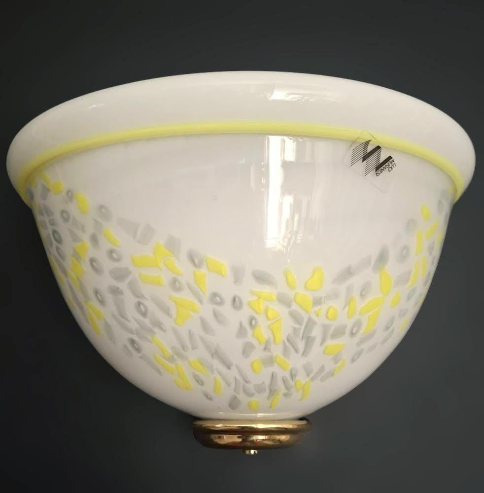 Applique d'epoca italiana con paralume in vetro di Murano bianco latte decorato in giallo e grigio / realizzata in Italia da Luci Muranesi circa 1960
Etichetta originale sul vetro
Misure: altezza 8 pollici, larghezza 12 pollici, profondità 6,5