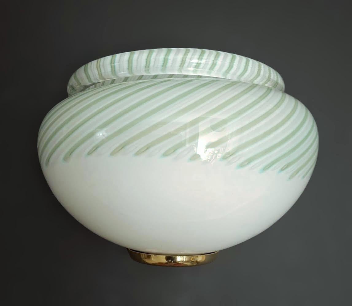 Aplique italiano vintage con pantalla de cristal de Murano blanco lechoso decorada con líneas verdes / fabricado en Italia por Luci Muranesi hacia la década de 1960
Medidas: alto 7 pulgadas, ancho 10,5 pulgadas, profundidad 5 pulgadas
1 luz / tipo