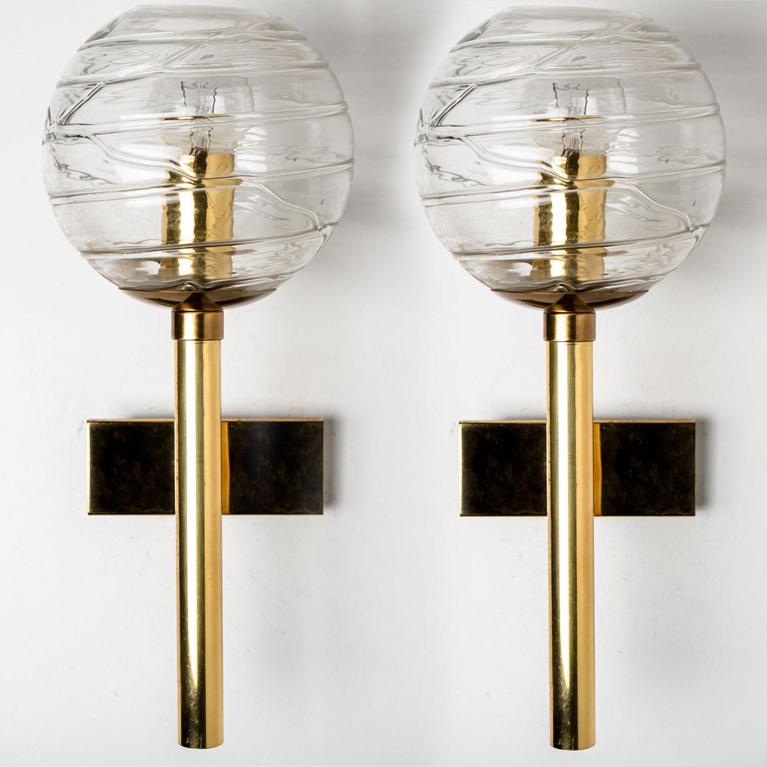 Ein Paar Doria-Wandleuchten (in Collaboration mit Murano) im Stil von Venini, um 1960 hergestellt.
Hochwertiger, dicker Murano-Kristallglasschirm aus überfangenem, klarem Glas, das in unregelmäßigen Wirbeln aufgetragen ist. Aufsehenerregender
