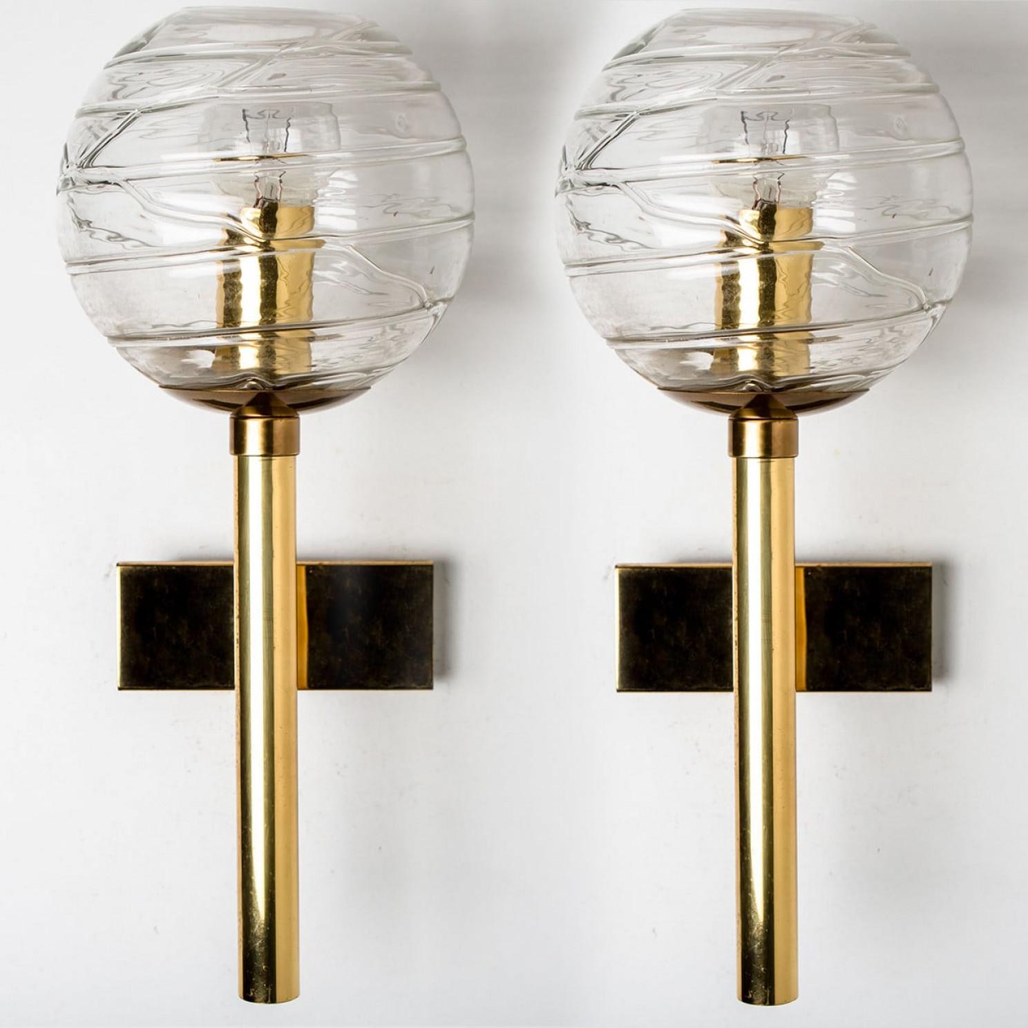 Coppia di applique Doria (in collaborazione con Murano) nello stile di Venini, fabbricate nel 1960 circa.
Paralume in cristallo di Murano di alto livello e spessore, realizzato in vetro trasparente sovrapposto, applicato con volute irregolari.