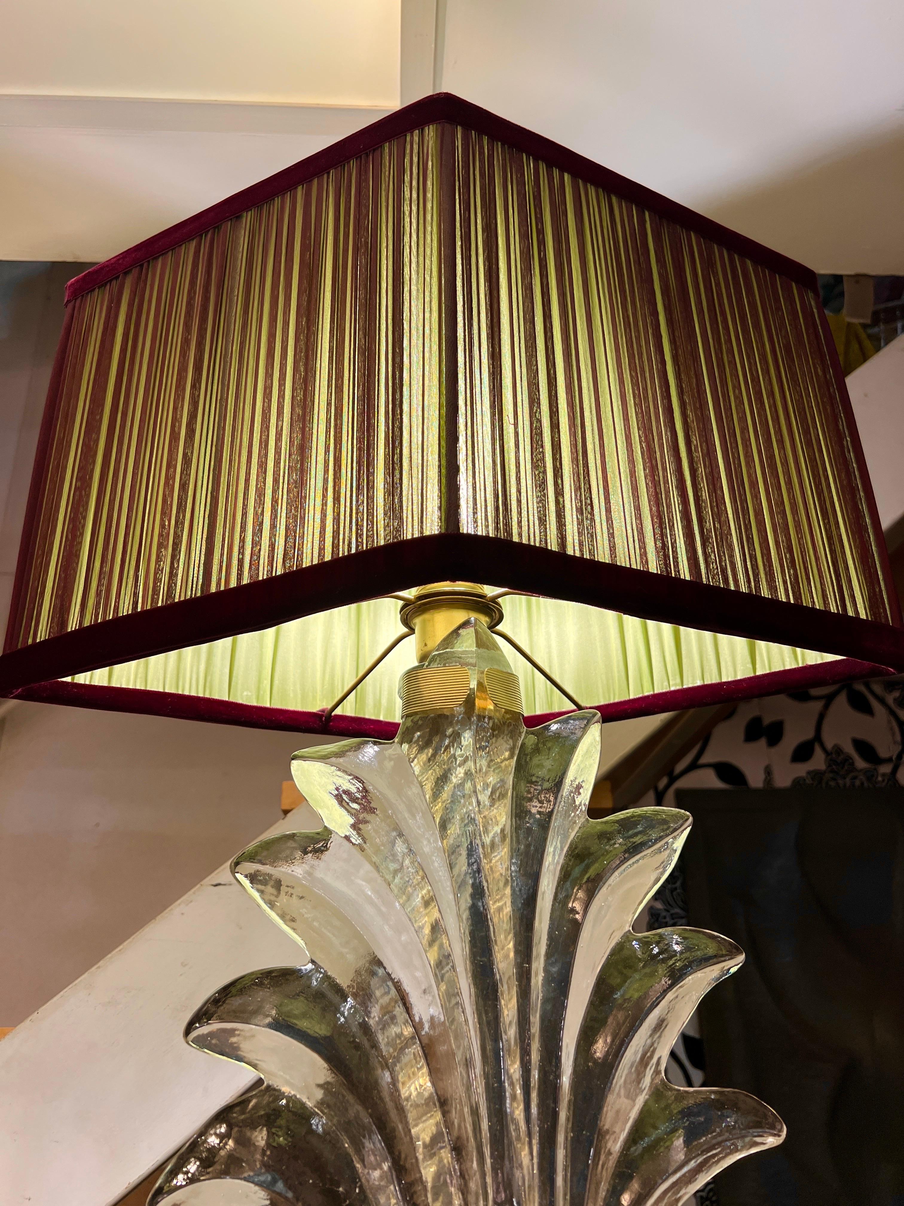 Coppia di lampade da tavolo a foglia in vetro trasparente di Murano con paralume a doppio colore anni '80 in vendita 12