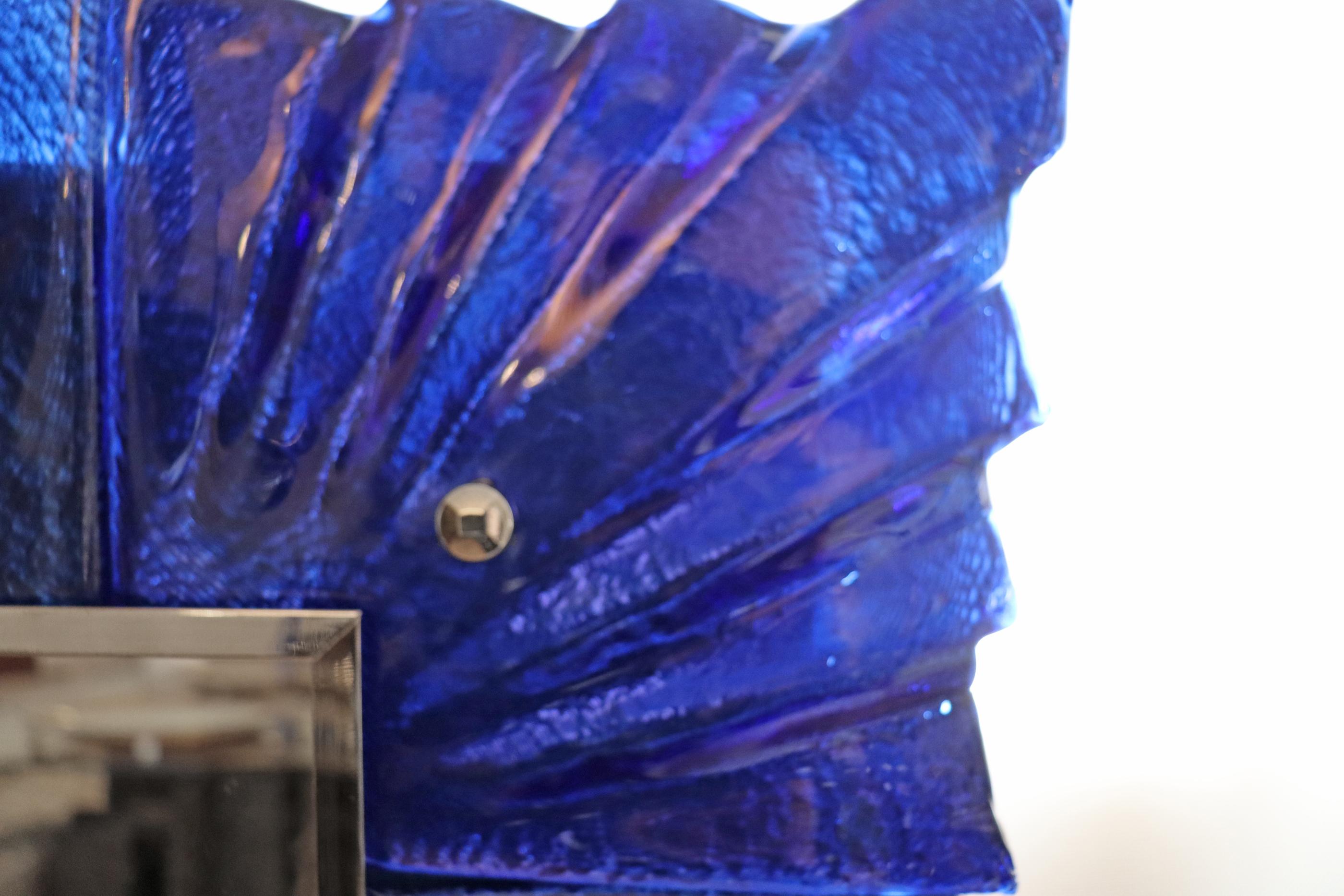 Mid-Century Modern Paire de miroirs de Murano en verre bleu cobalt avec garnitures en métal nickelé, en stock en vente