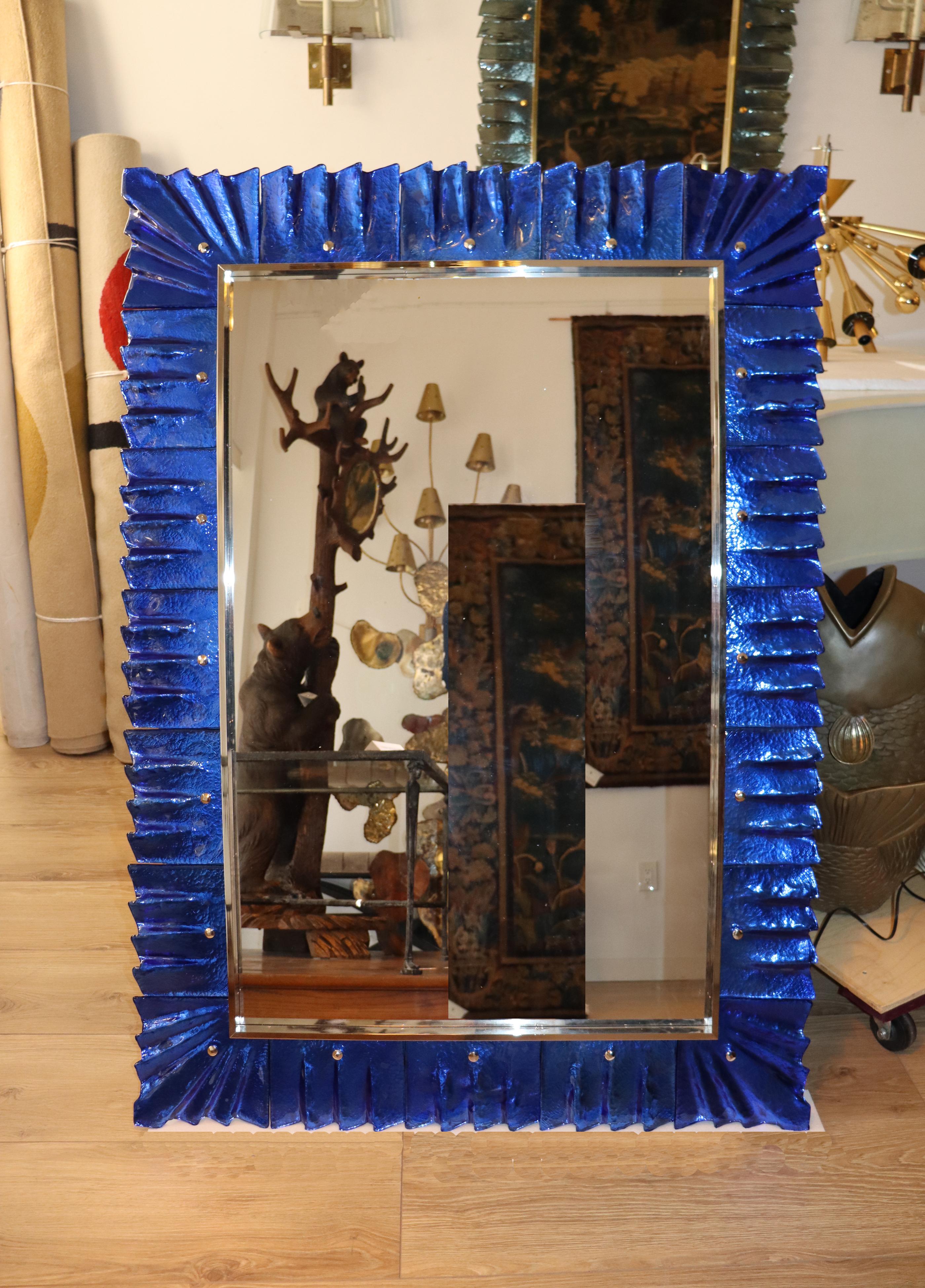 Paire de miroirs de Murano en verre bleu cobalt avec garnitures en métal nickelé, en stock Neuf - En vente à Miami, FL