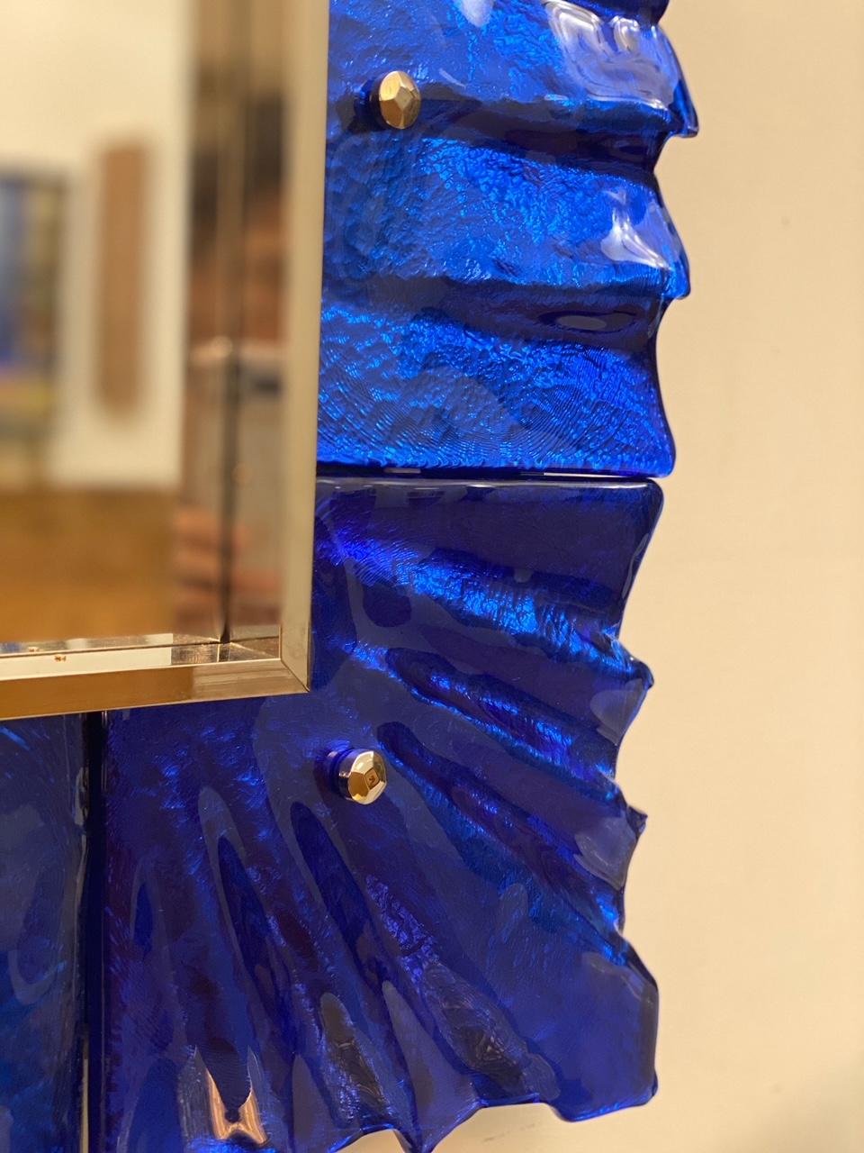 XXIe siècle et contemporain Paire de miroirs de Murano en verre bleu cobalt avec garnitures en métal nickelé, en stock en vente