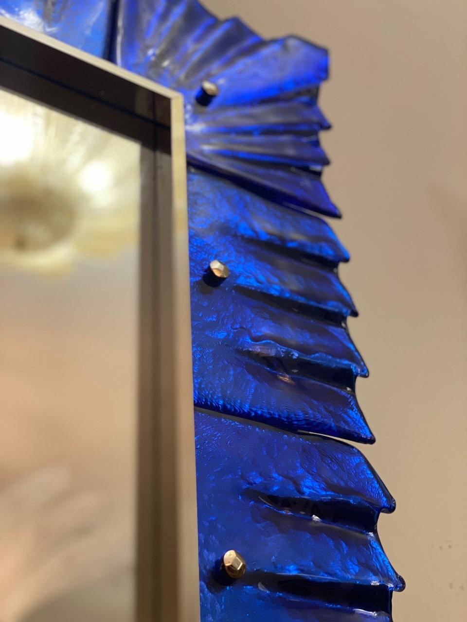 Nickel Paire de miroirs de Murano en verre bleu cobalt avec garnitures en métal nickelé, en stock en vente