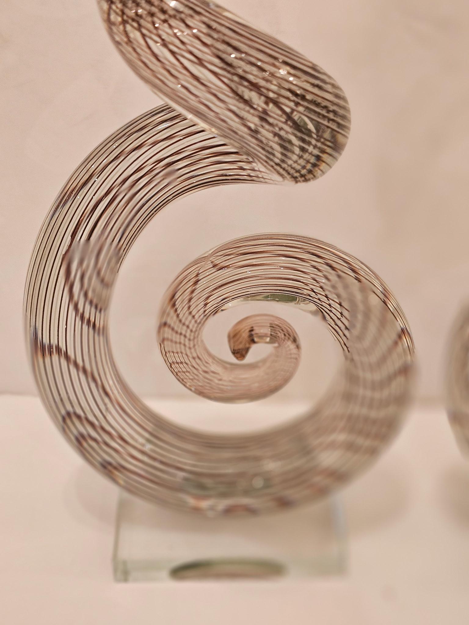 Una straordinaria coppia di sculture astratte in vetro con fondo curvilineo e sommità elegantemente affusolate.
Verranno venduti singolarmente.