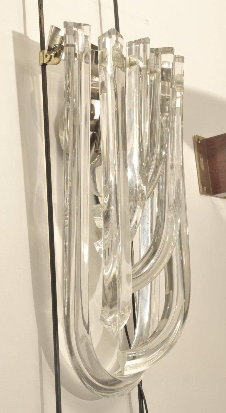 Coppia di appliques in cristallo curvo di Murano.
Apparecchio in cromo placcato.
Ogni applique ha una lampadina