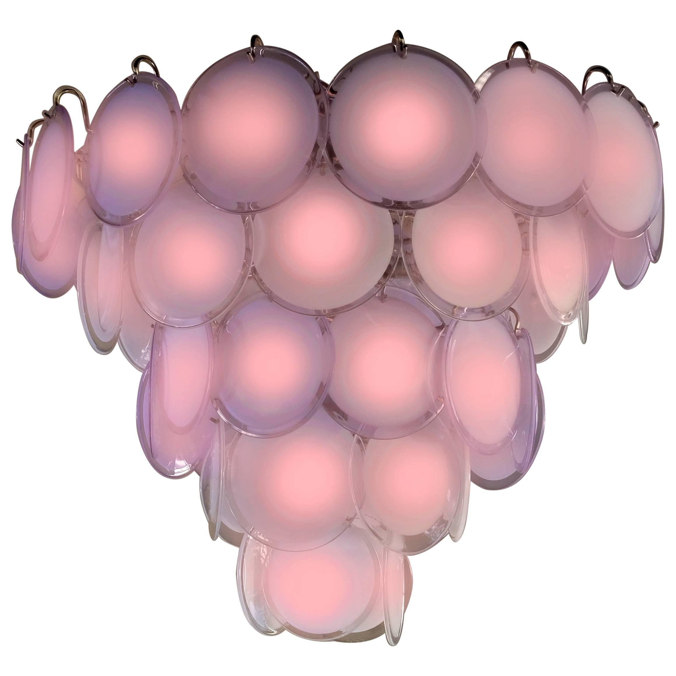 Spektakuläres Paar Vistosi-Kronleuchter mit jeweils 50 rosafarbenen Murano-Scheiben.
Erhältlich auch mit einer weißen oder bernsteinfarbenen Scheibe.
Chromgestell mit neun E14-Glühbirnen. Auf Anfrage an jedes elektrische System anpassbar.