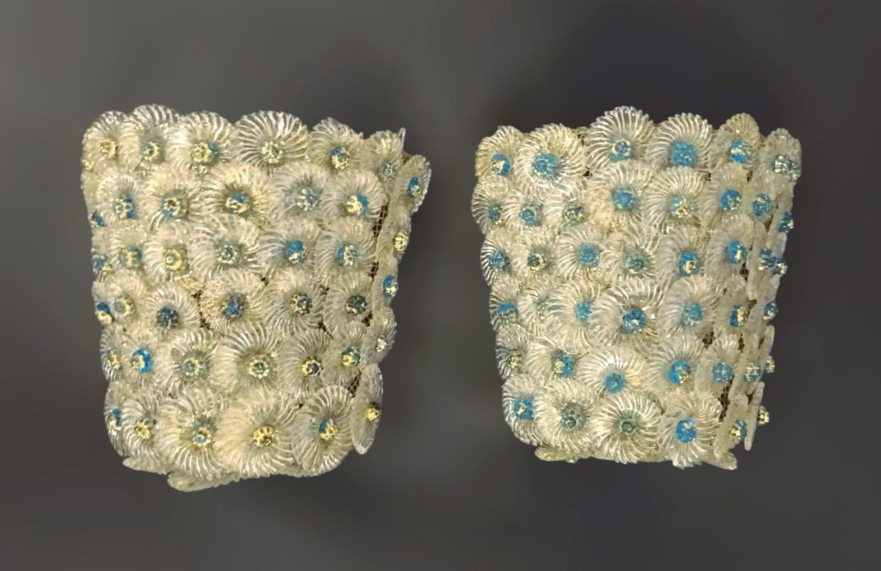 Applique italiane d'epoca con fiori in vetro di Murano trasparente e dorato soffiato a mano con viti in vetro blu / Realizzate in Italia negli anni '60 nello stile di Barovier e Toso
Misure: altezza 8 pollici, larghezza 8 pollici, profondità 3