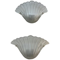 Coppia di lampade a conchiglia in vetro smerigliato di Murano