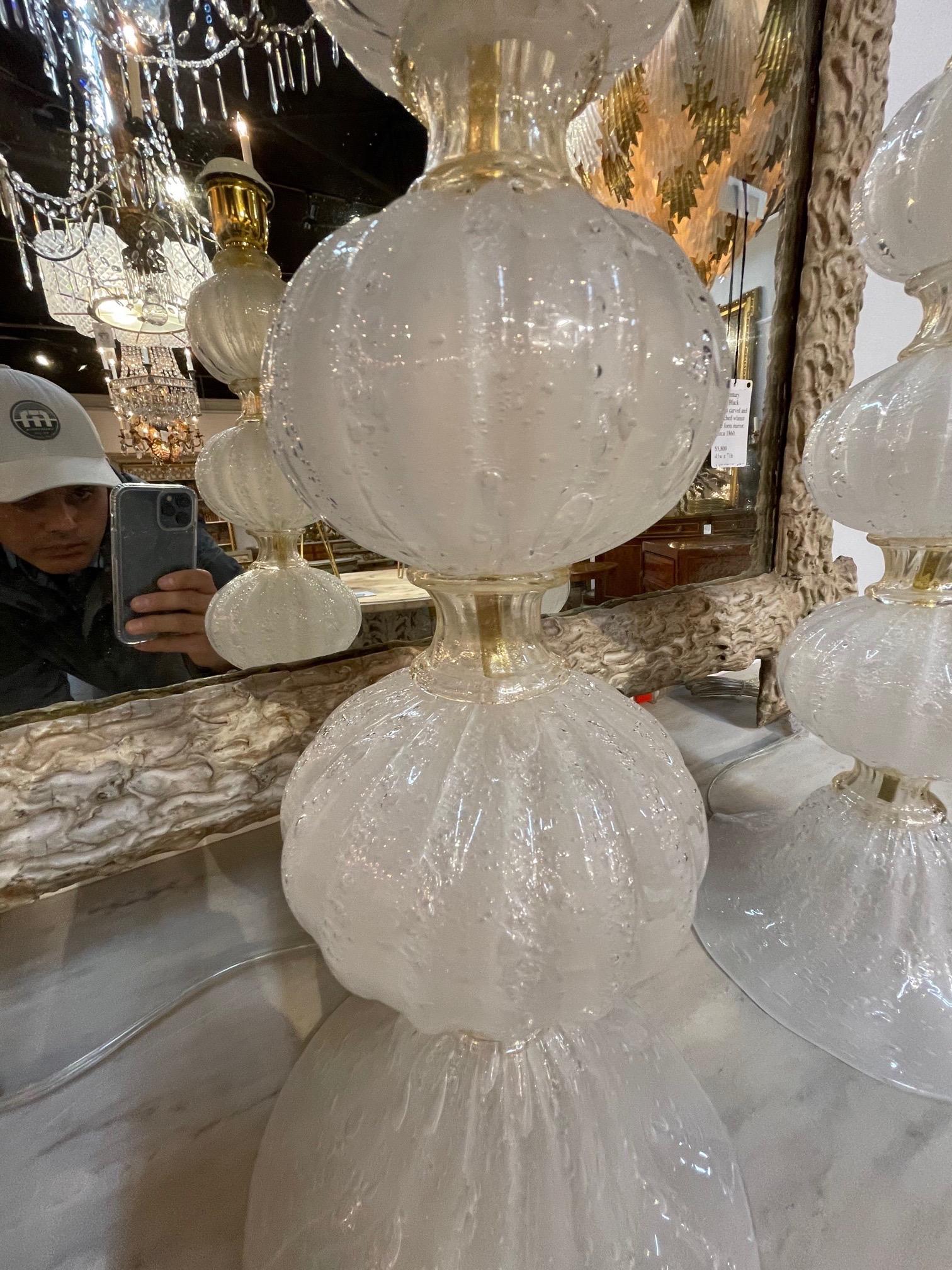 Coppia di lampade a forma di palla in vetro di Murano smerigliato e satinato in vendita 1