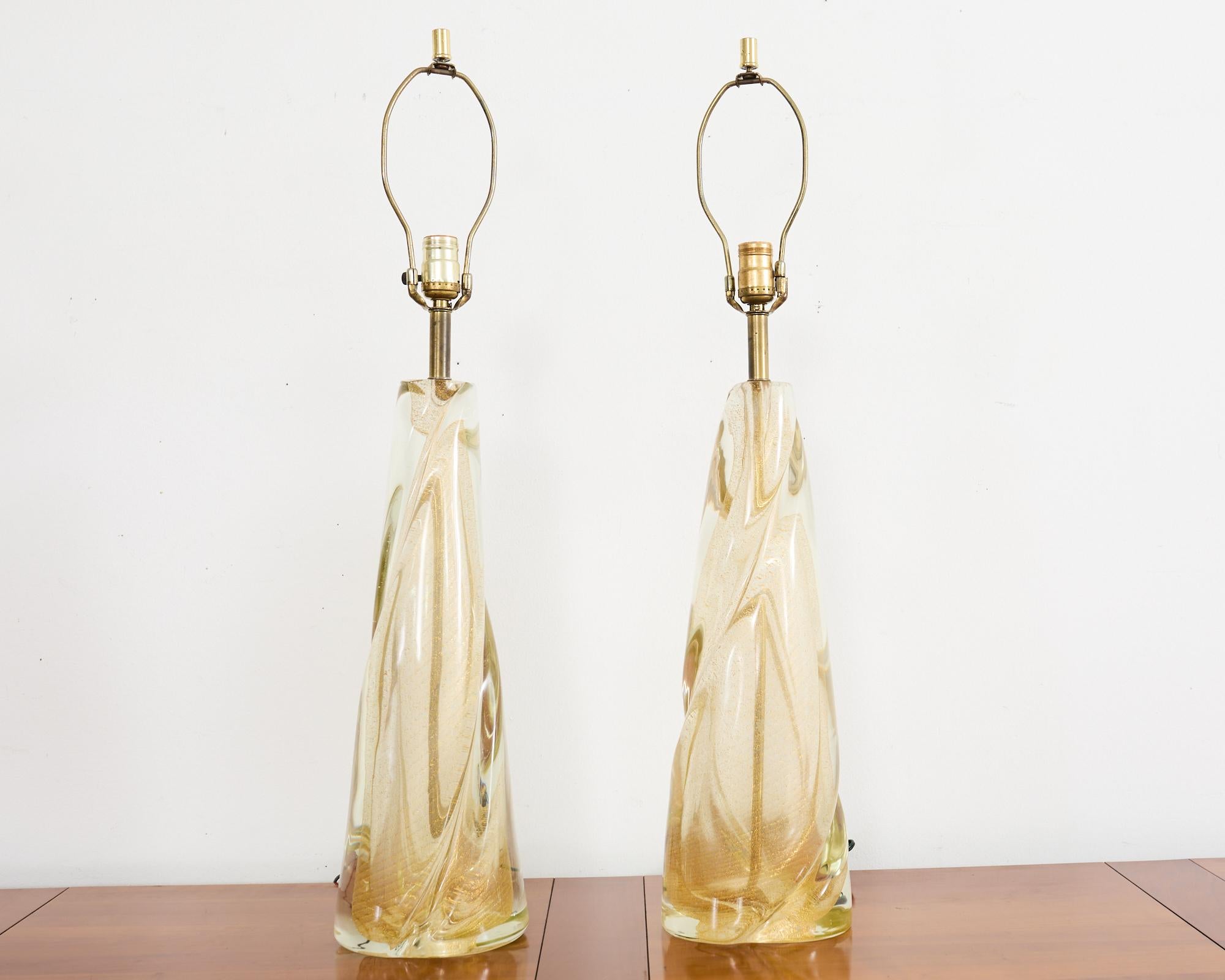 Pareja de Lámparas de Murano de Cristal Dorado Remolino de Salviati Latón en venta