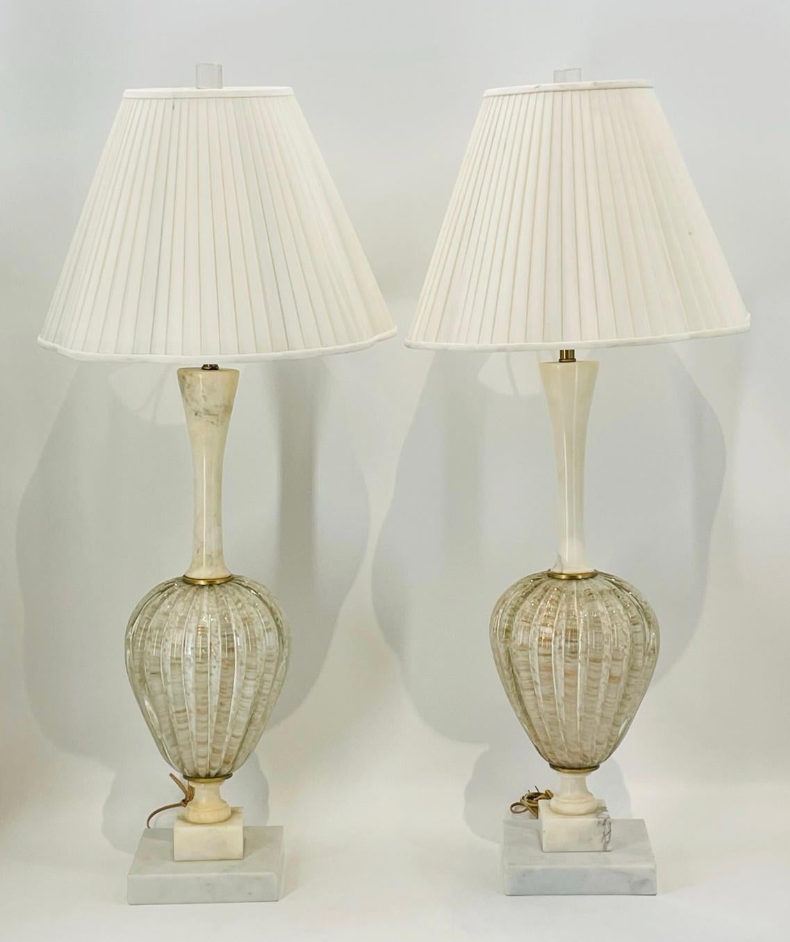 Voici notre exquise paire de lampes de table en verre de Murano et en albâtre, tout droit sorties de l'héritage artistique italien des années 1960. Ces lampes captivantes allient sans effort la beauté intemporelle de l'albâtre à l'artisanat complexe