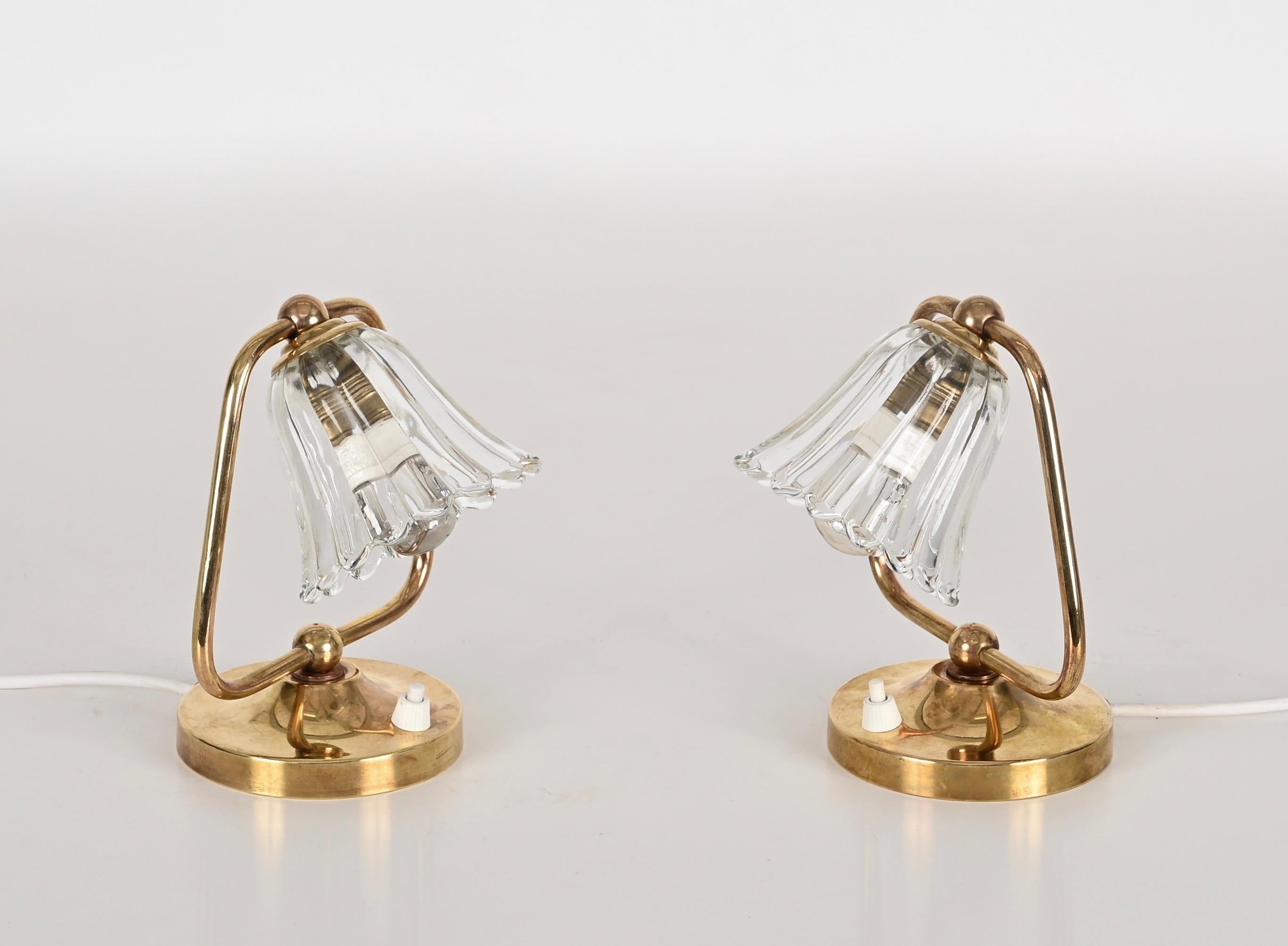 Superbes lampes de table en forme de cloche en verre de Murano et en laiton massif. Ces lampes de table romantiques ont été fabriquées dans les années 40 en Italie par le maître verrier de Murano, Ercol. 

Ces lampes finement travaillées rappellent