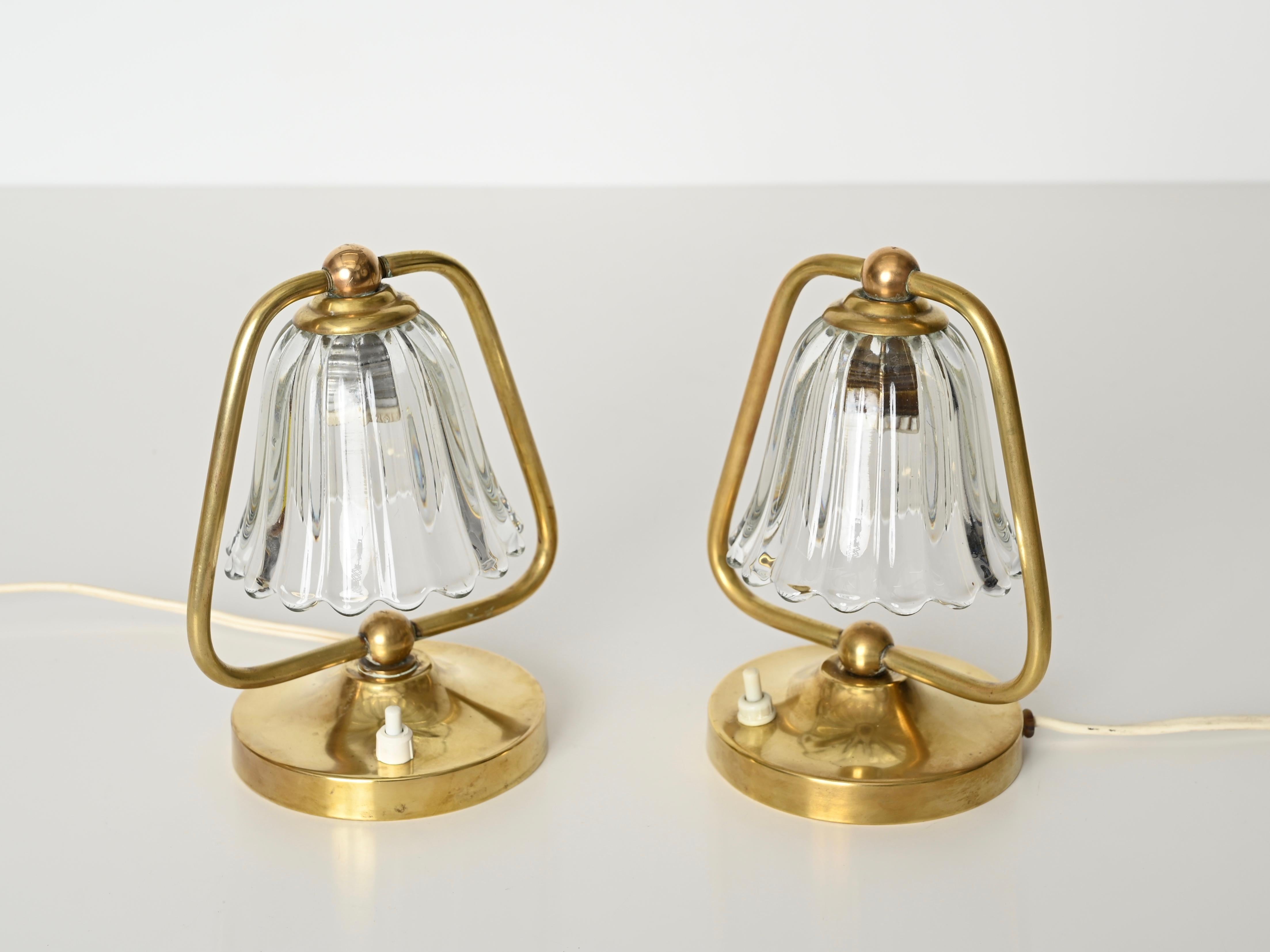Splendide lampade da tavolo a forma di campana in vetro di Murano e ottone massiccio. Queste romantiche lampade da tavolo sono state realizzate negli anni '40 in Italia dal maestro del vetro di Murano Ercole Barovier. 

Queste lampade