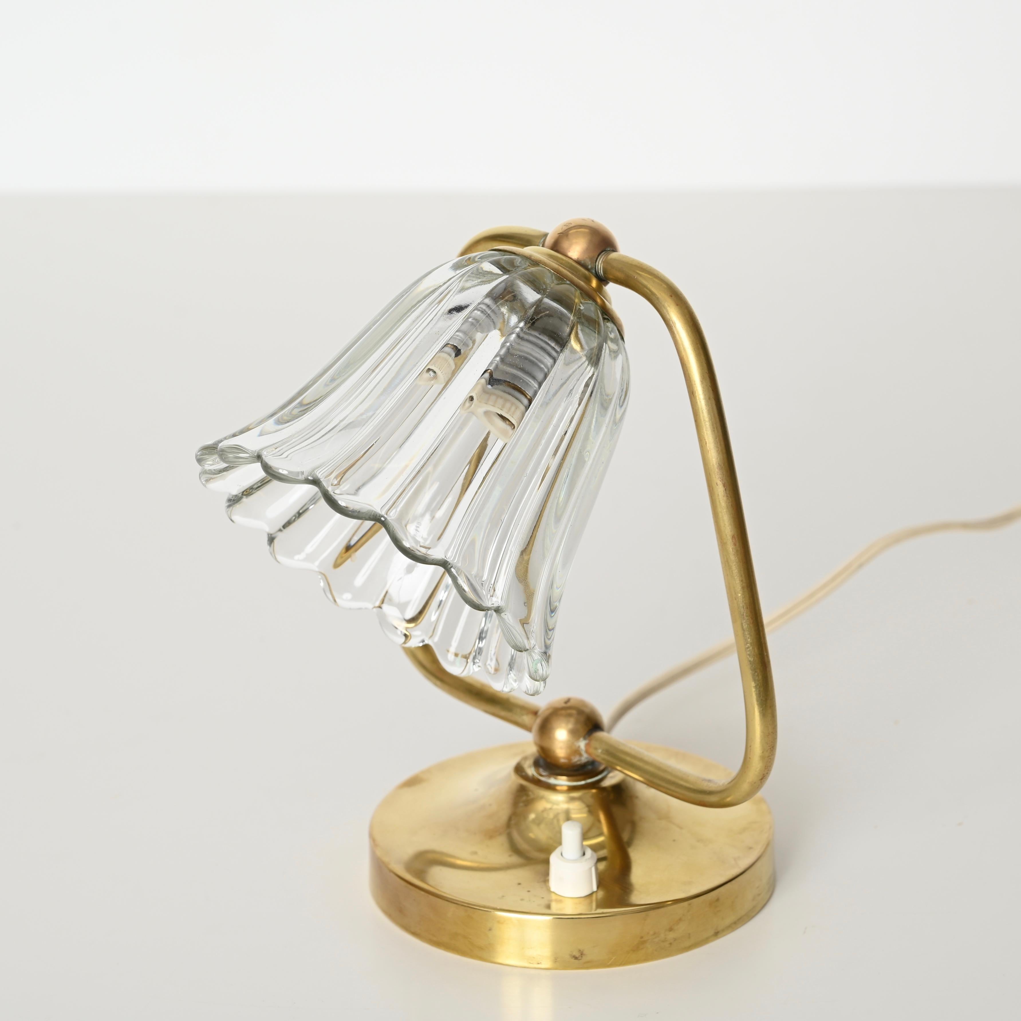 Mid-Century moderno Coppia di lampade da tavolo a campana in vetro di Murano e ottone di Barovier, Italia, anni '1940 in vendita