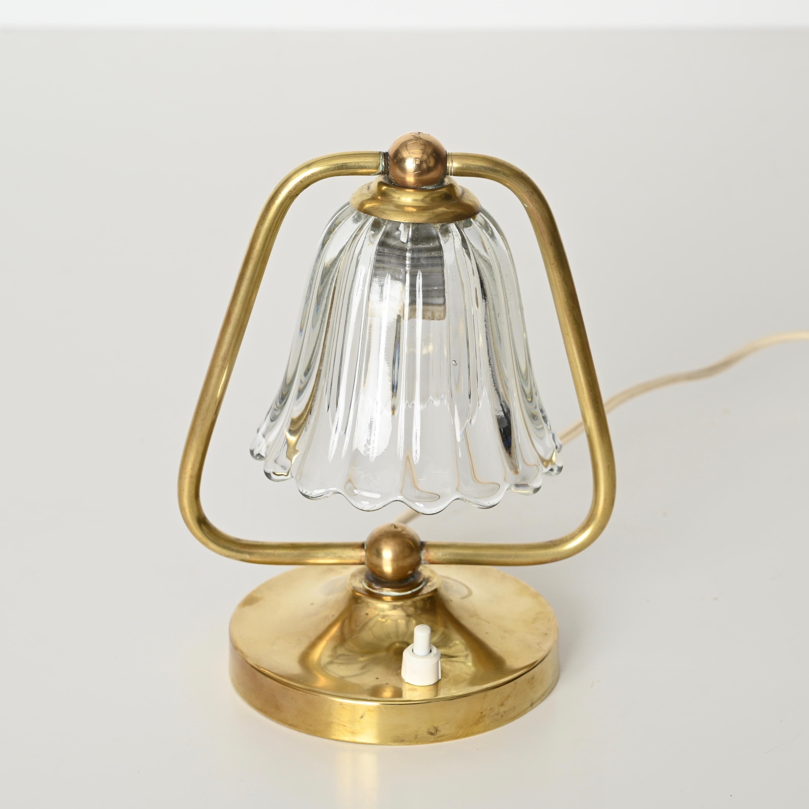 Italiano Coppia di lampade da tavolo a campana in vetro di Murano e ottone di Barovier, Italia, anni '1940 in vendita