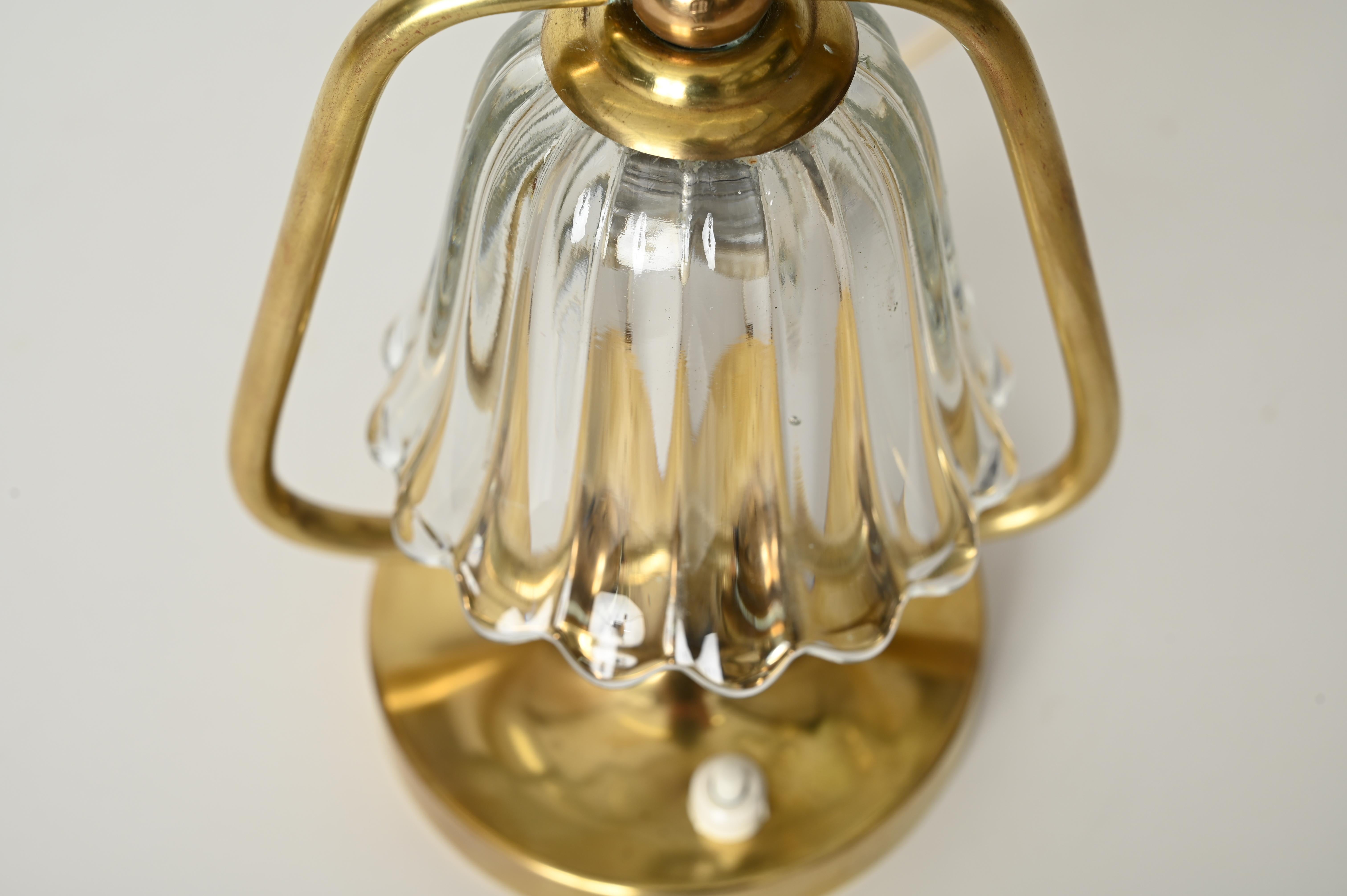 Fatto a mano Coppia di lampade da tavolo a campana in vetro di Murano e ottone di Barovier, Italia, anni '1940 in vendita