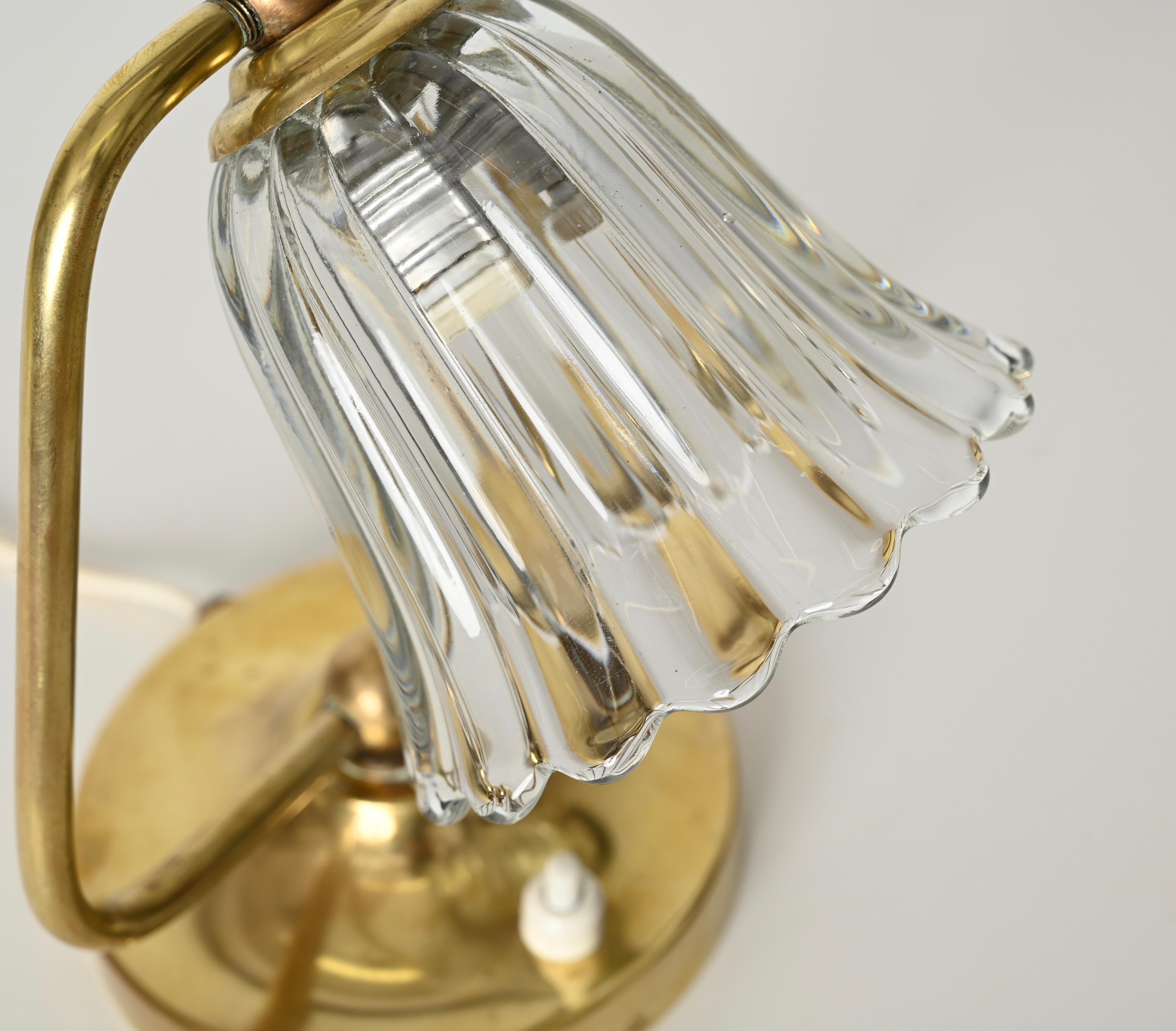 XX secolo Coppia di lampade da tavolo a campana in vetro di Murano e ottone di Barovier, Italia, anni '1940 in vendita
