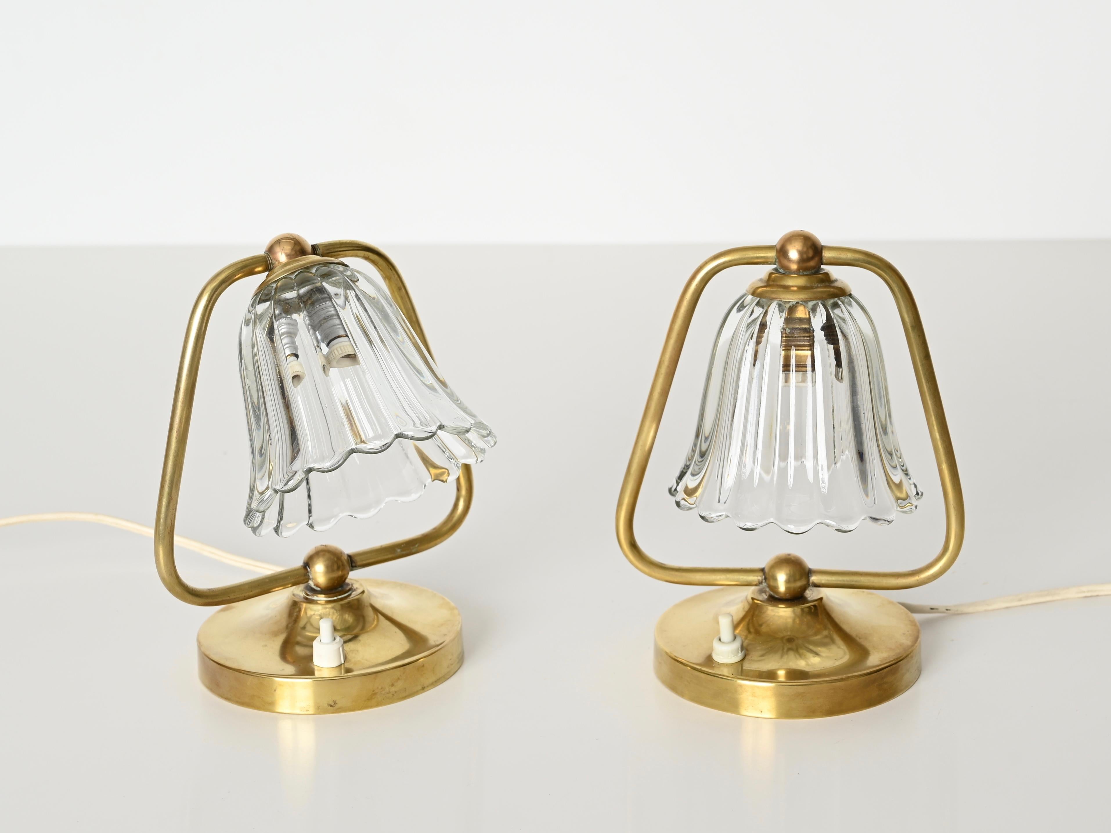 Ottone Coppia di lampade da tavolo a campana in vetro di Murano e ottone di Barovier, Italia, anni '1940 in vendita