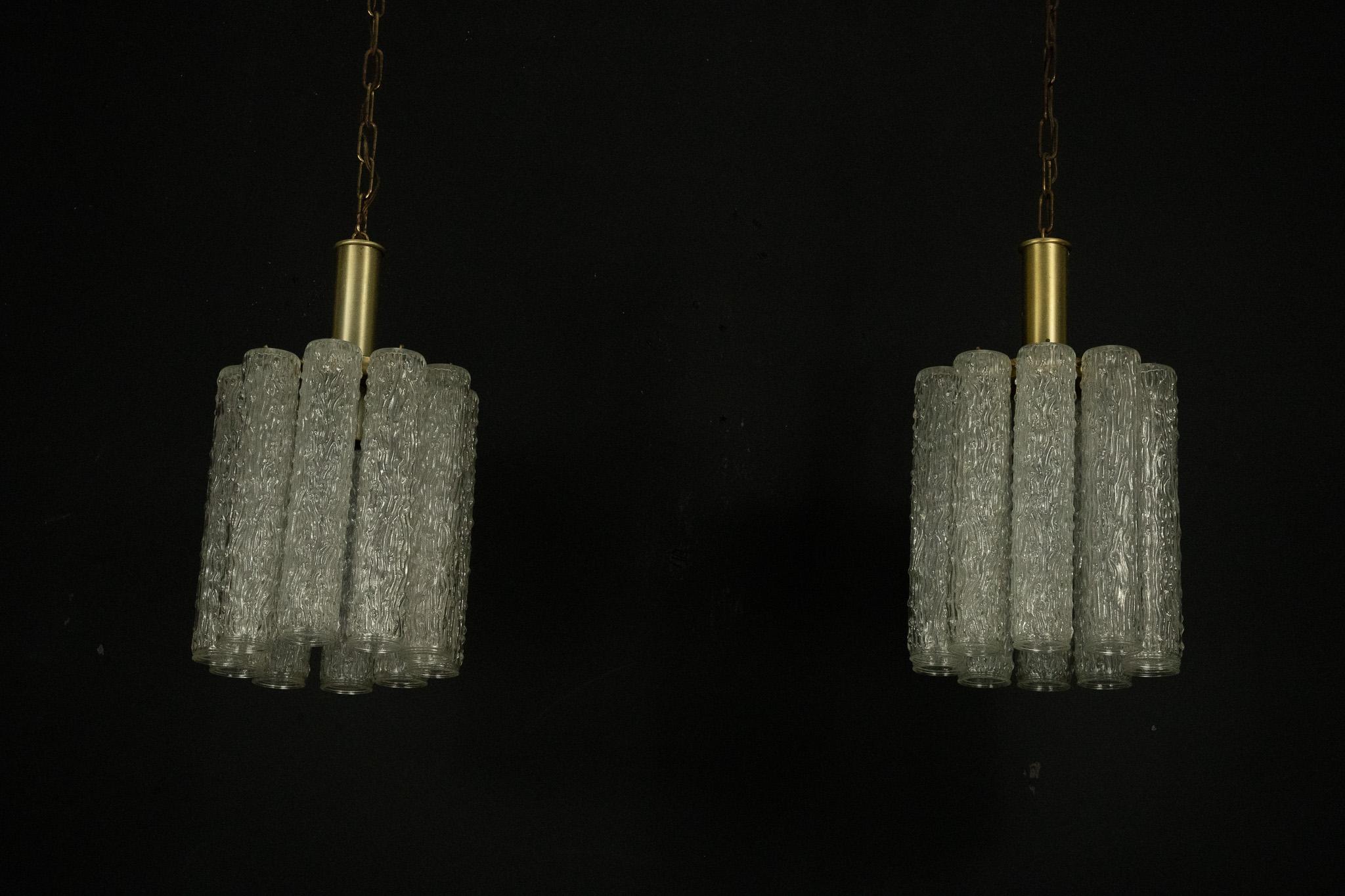 Mid-Century moderno Coppia di lampadari in vetro di Murano e ottone nello stile di Toni Zuccheri. Italia in vendita