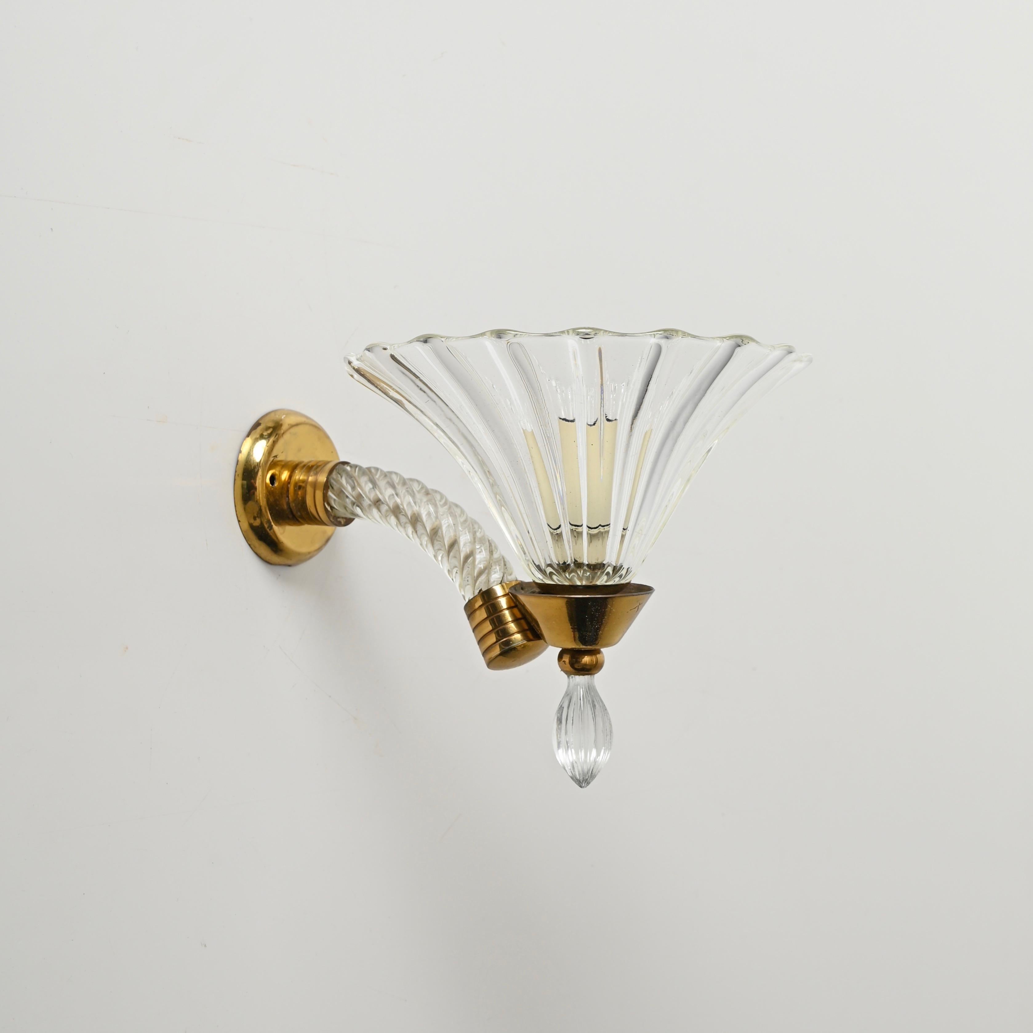 Maravillosa pareja de apliques en forma de campana de mediados de siglo, de cristal soplado de Murano y latón macizo. Estas maravillosas lámparas fueron diseñadas en Italia por Barovier & Toso en la década de 1950.

En fantástico estado, sin