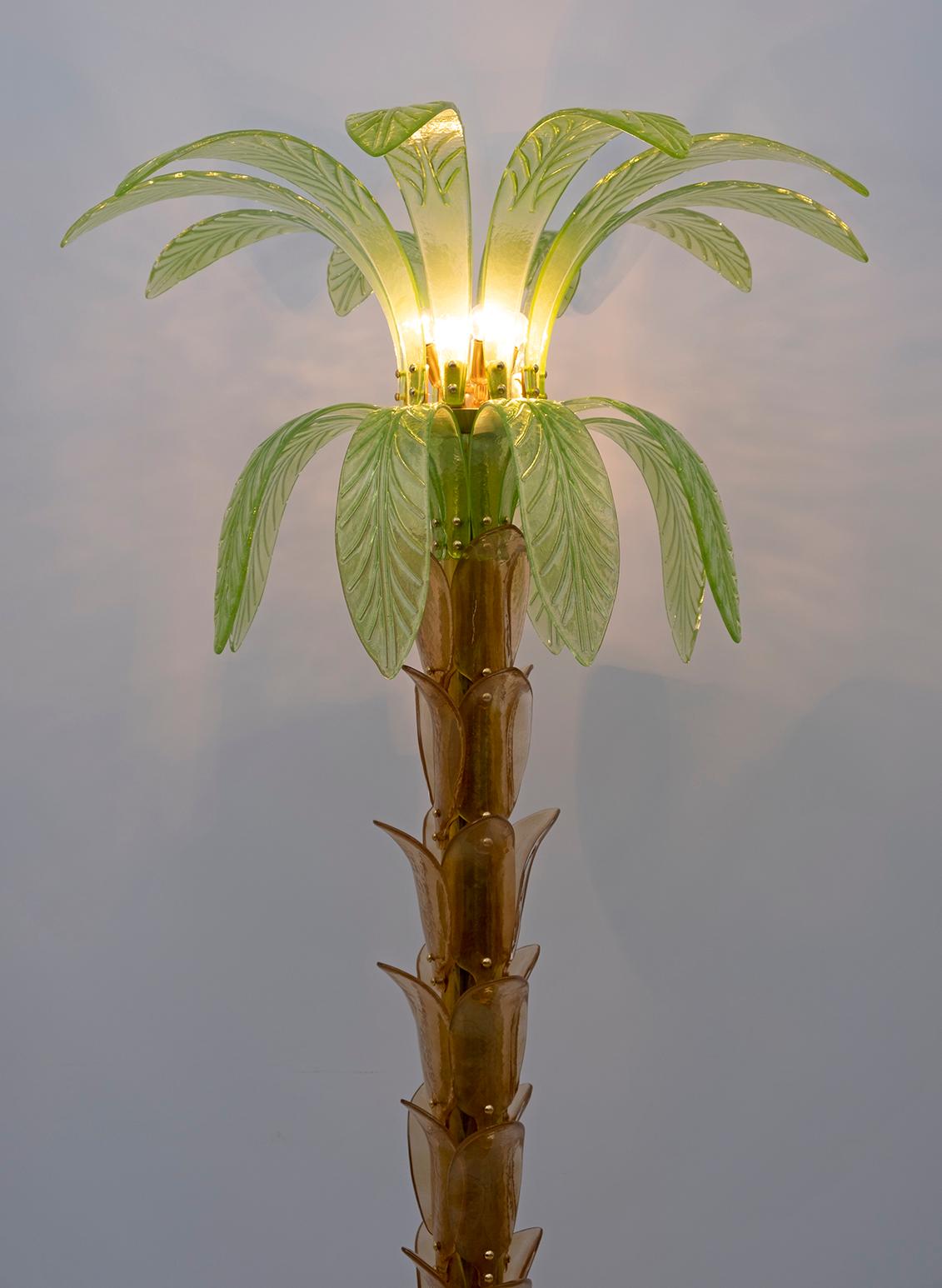 italien Paire de lampadaires en verre de Murano et laiton en forme de palmier, 1970 en vente