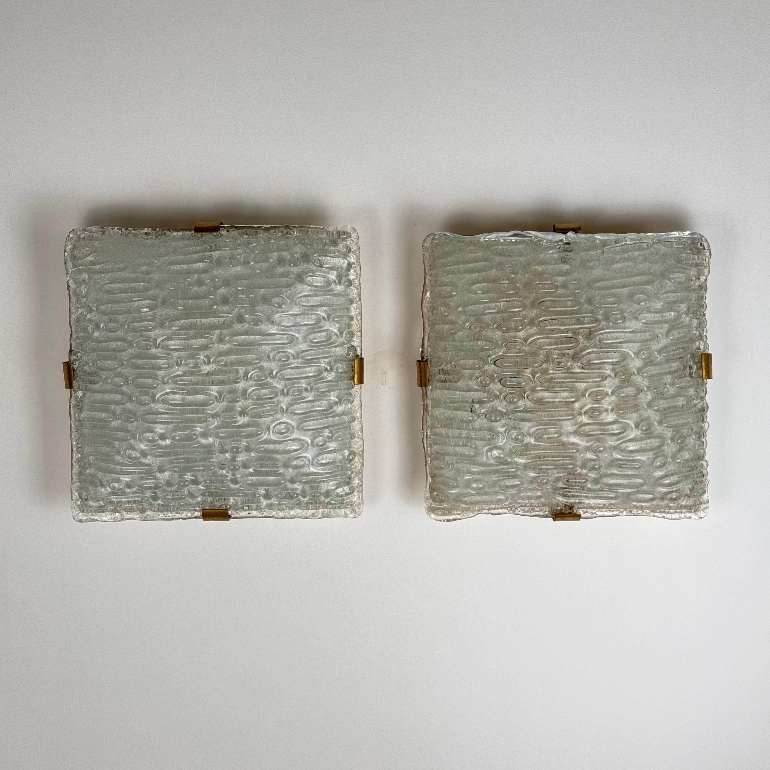 
Questa splendida coppia di appliques, risalente agli anni '60, esemplifica l'eleganza e la raffinatezza del design italiano di quell'epoca. Attribuite a Fontana Arte, un marchio rinomato e conosciuto per la sua abilità artigianale, queste appliques