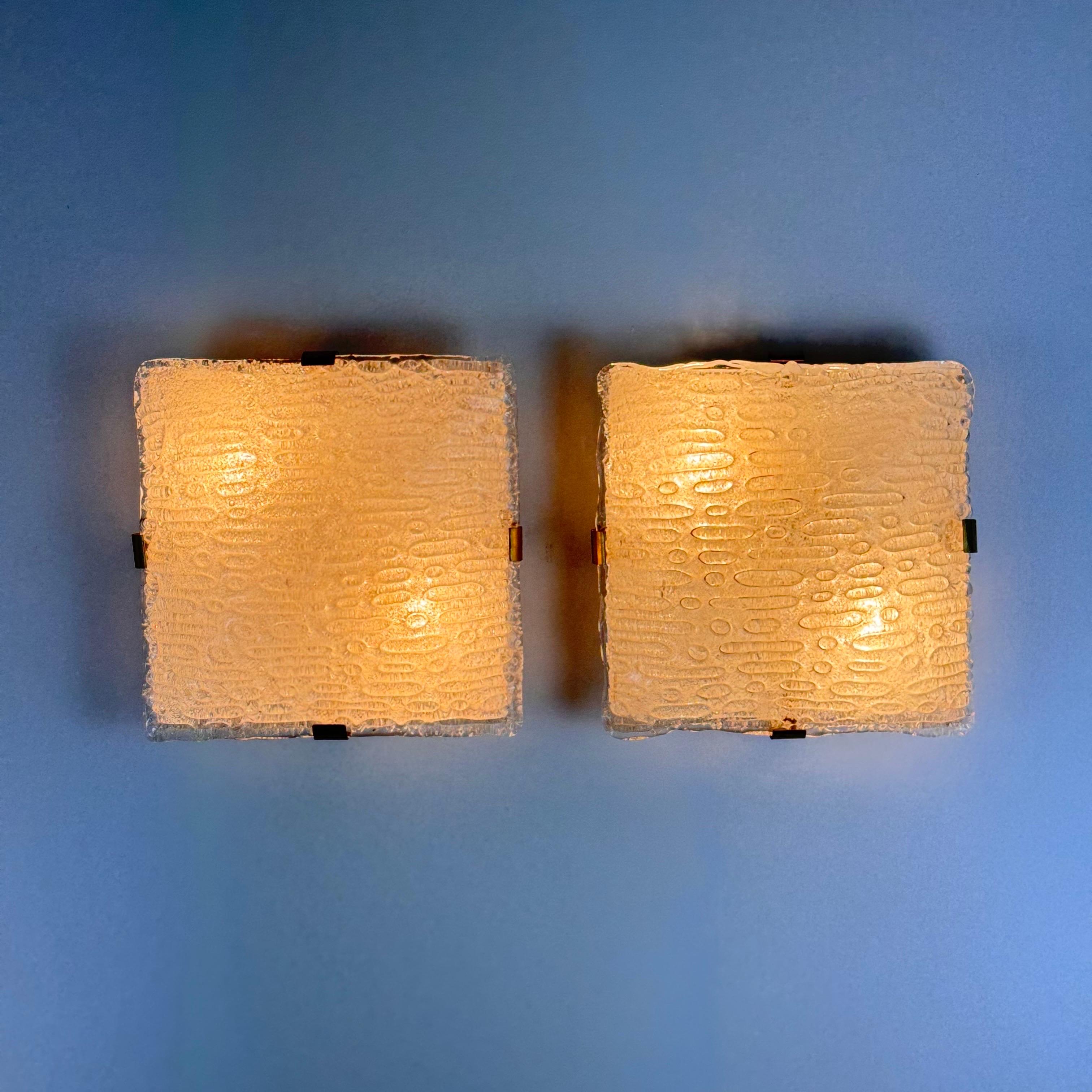Mid-Century moderno Coppia di lampade in vetro di Murano e ottone attribuite a Fontana Arte, 1960 in vendita