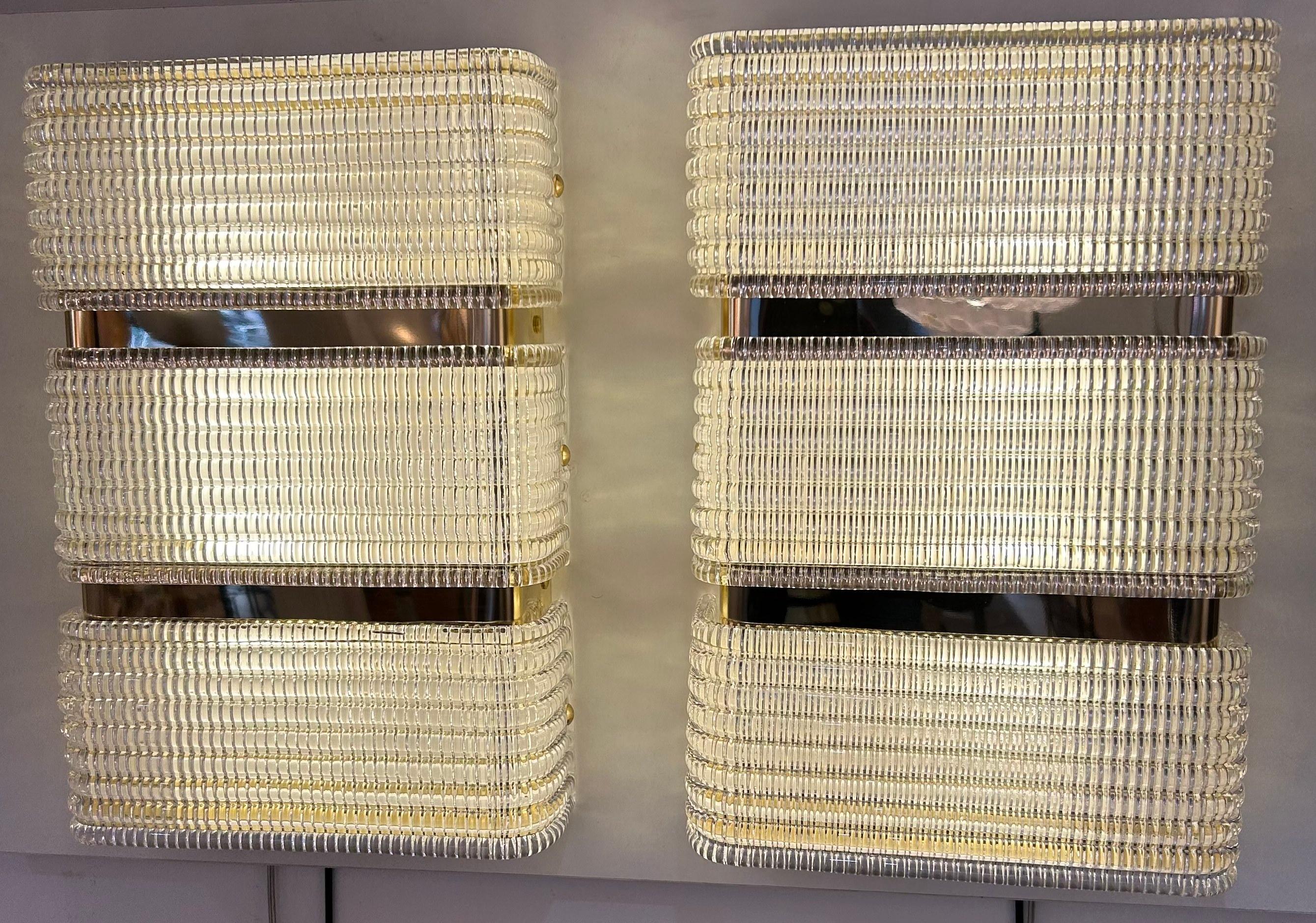 Paar Kronleuchter aus Murano-Glas und Messing
2 E27-Glühbirnen, voll kompatibel zum US-Standard E26 (dimmbar)