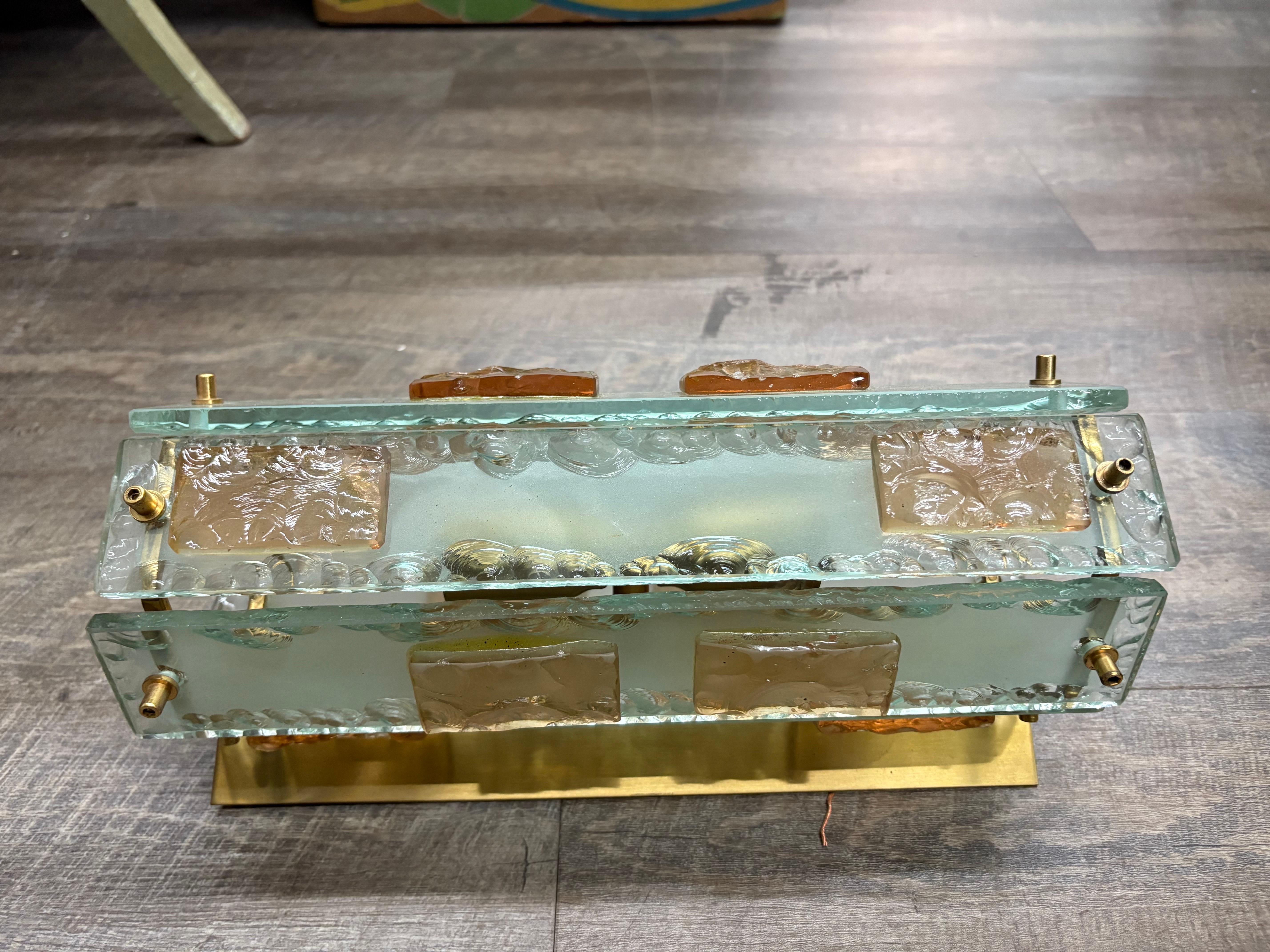 Mid-Century Modern Paire d'appliques en verre de Murano et en laiton en vente